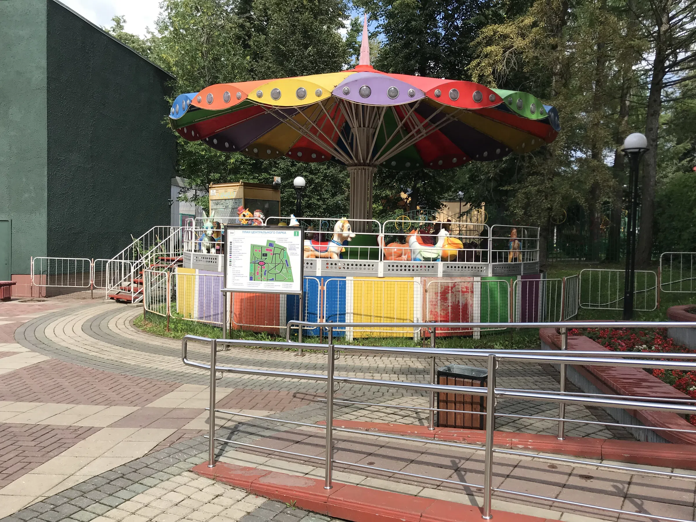 Парк с аттракционами и колесом, фото 3