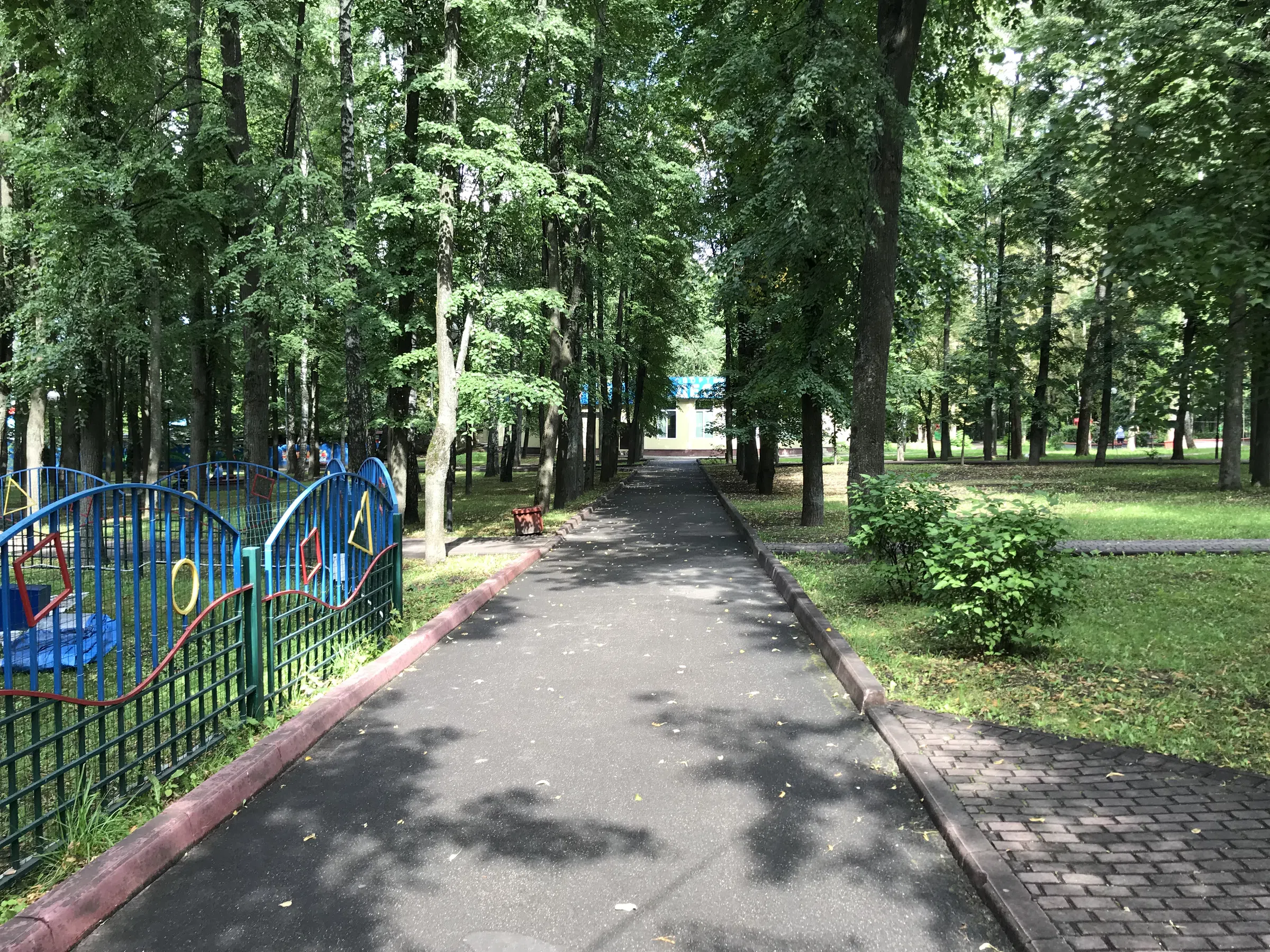 Парк с аттракционами и колесом, фото 18