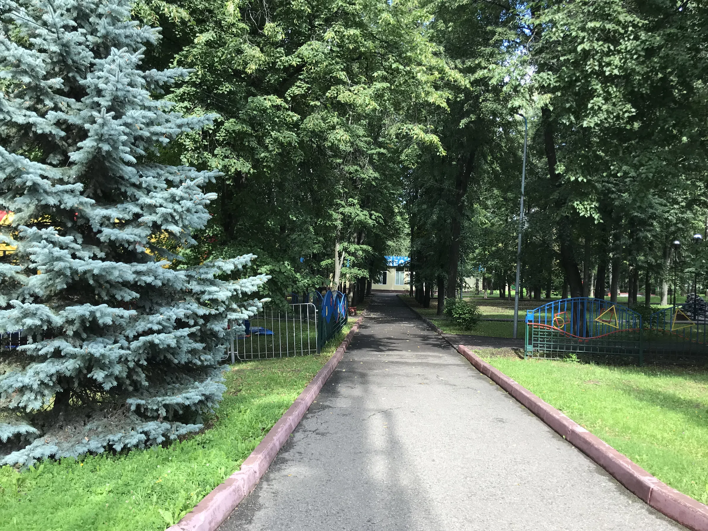 Парк с аттракционами и колесом, фото 17