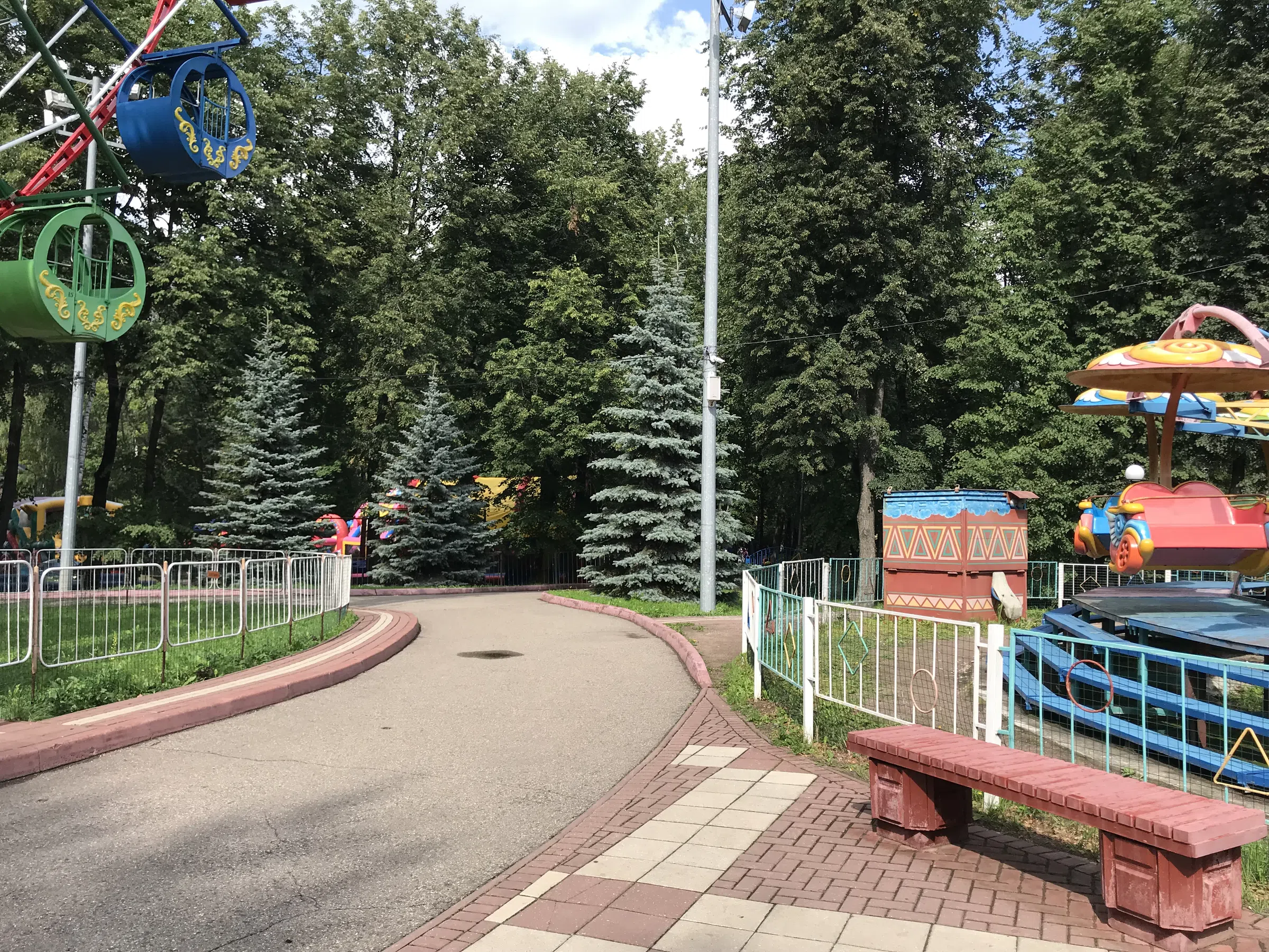 Парк с аттракционами и колесом, фото 11