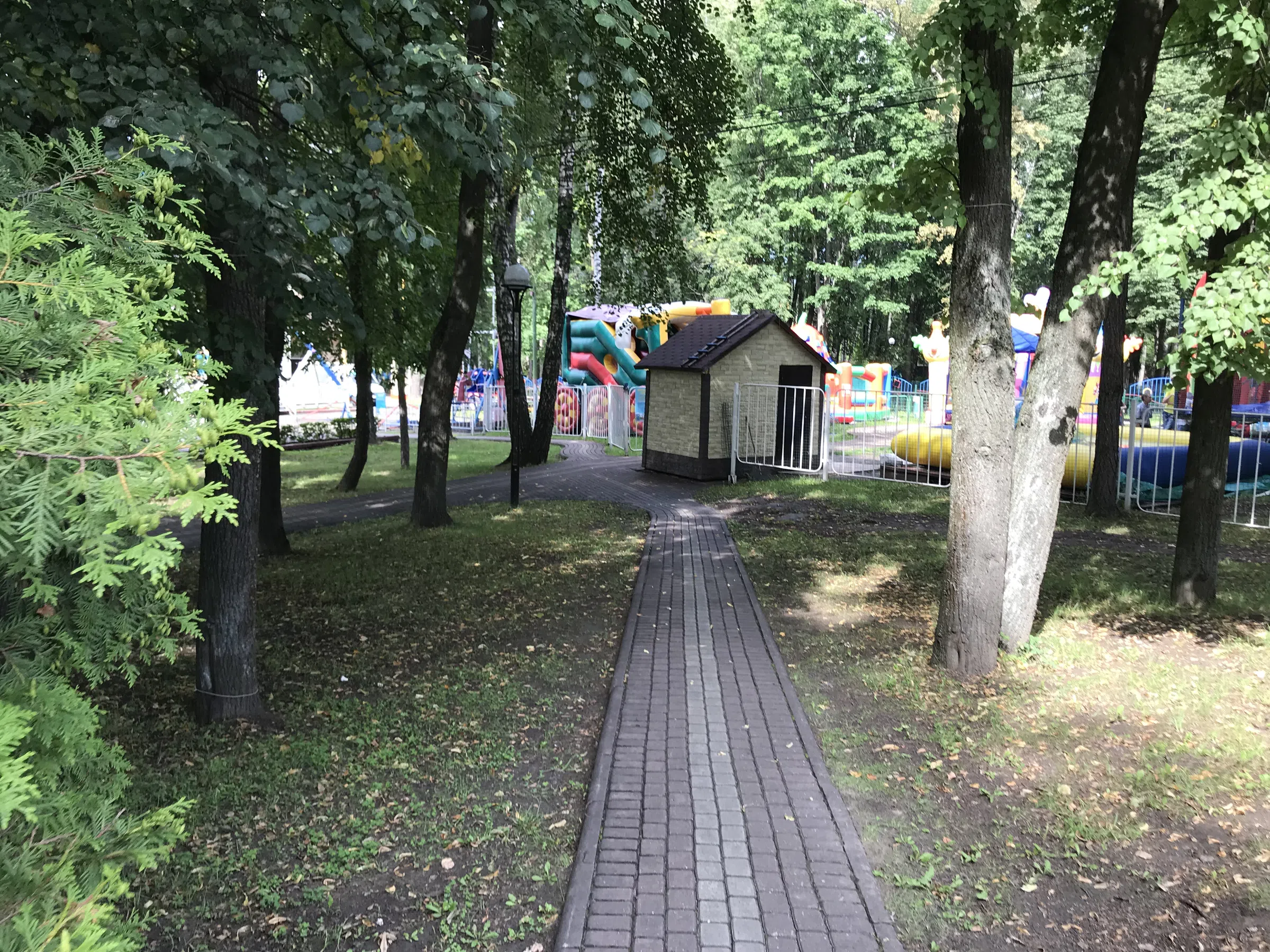 Парк с аттракционами и колесом, фото 15