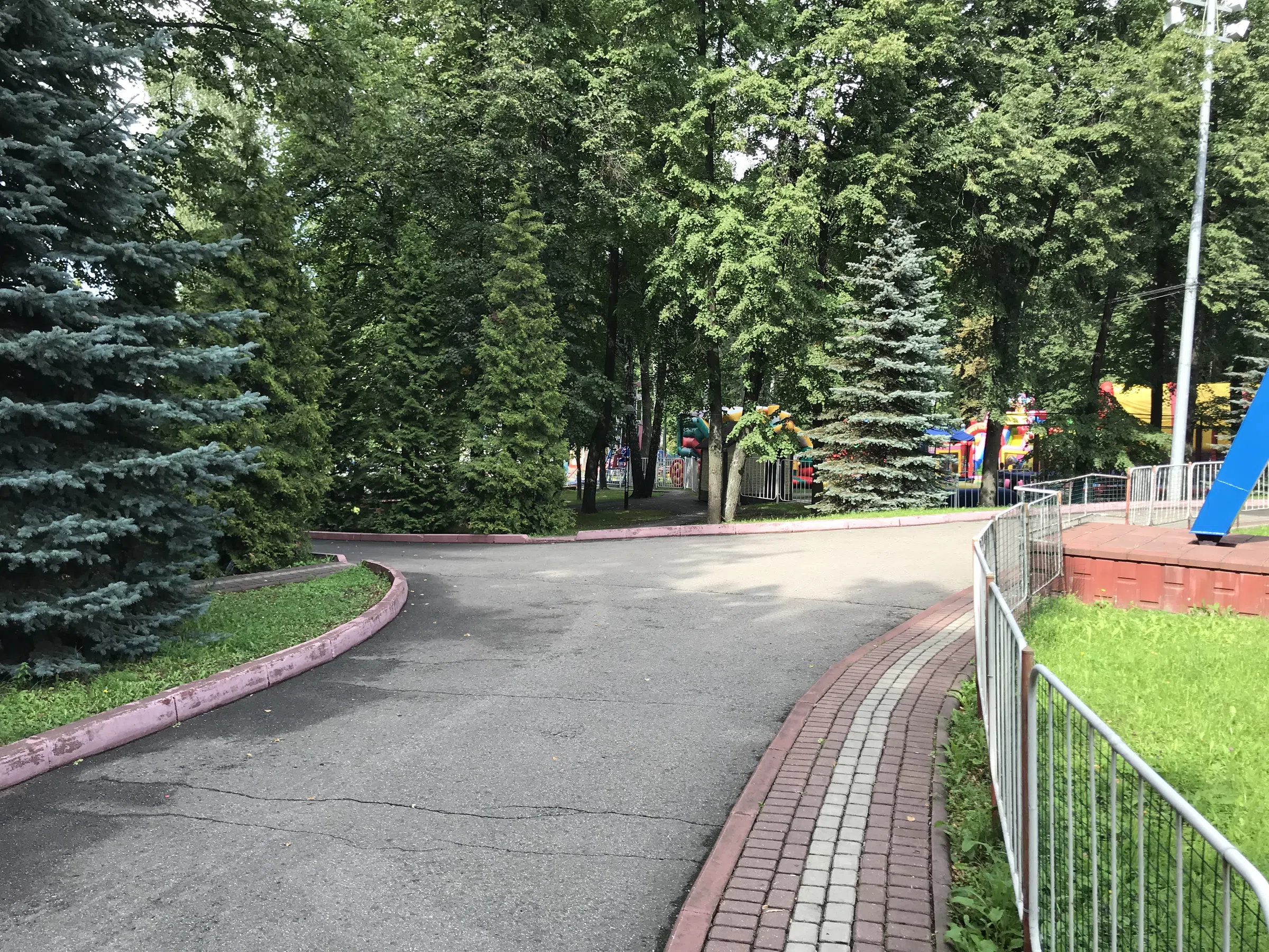 Парк с аттракционами и колесом, фото 13