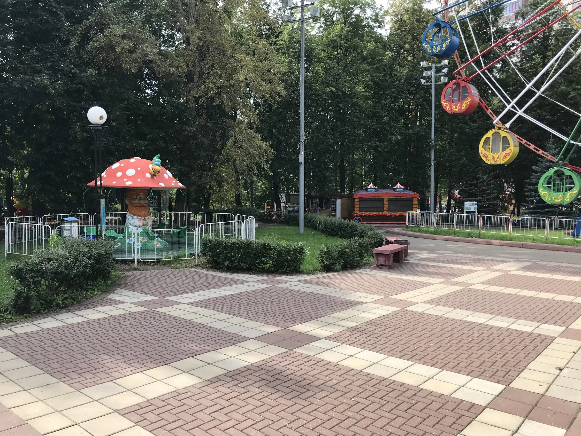 Парк с аттракционами и колесом, фото 9