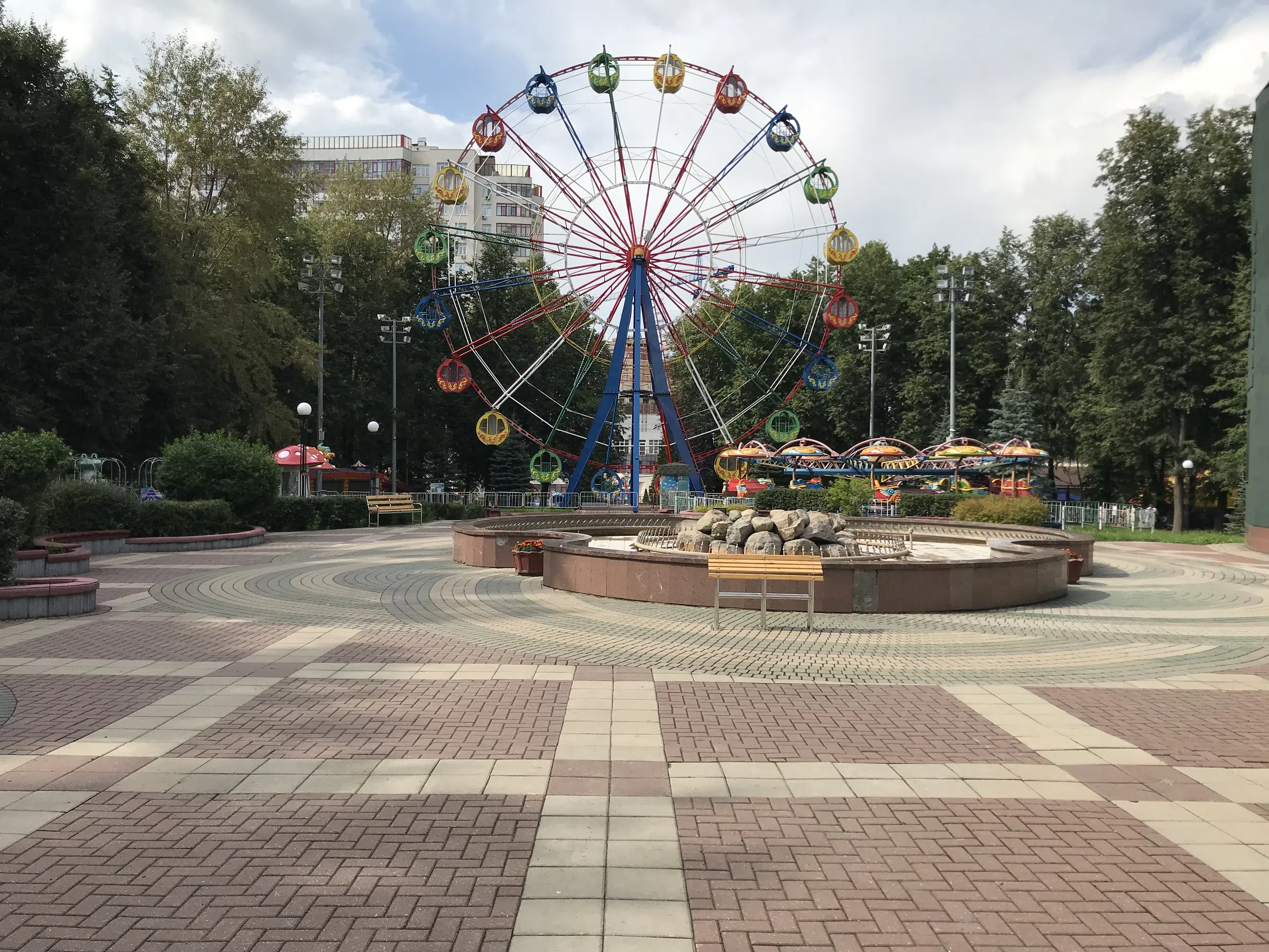 Парк с аттракционами и колесом, фото 4