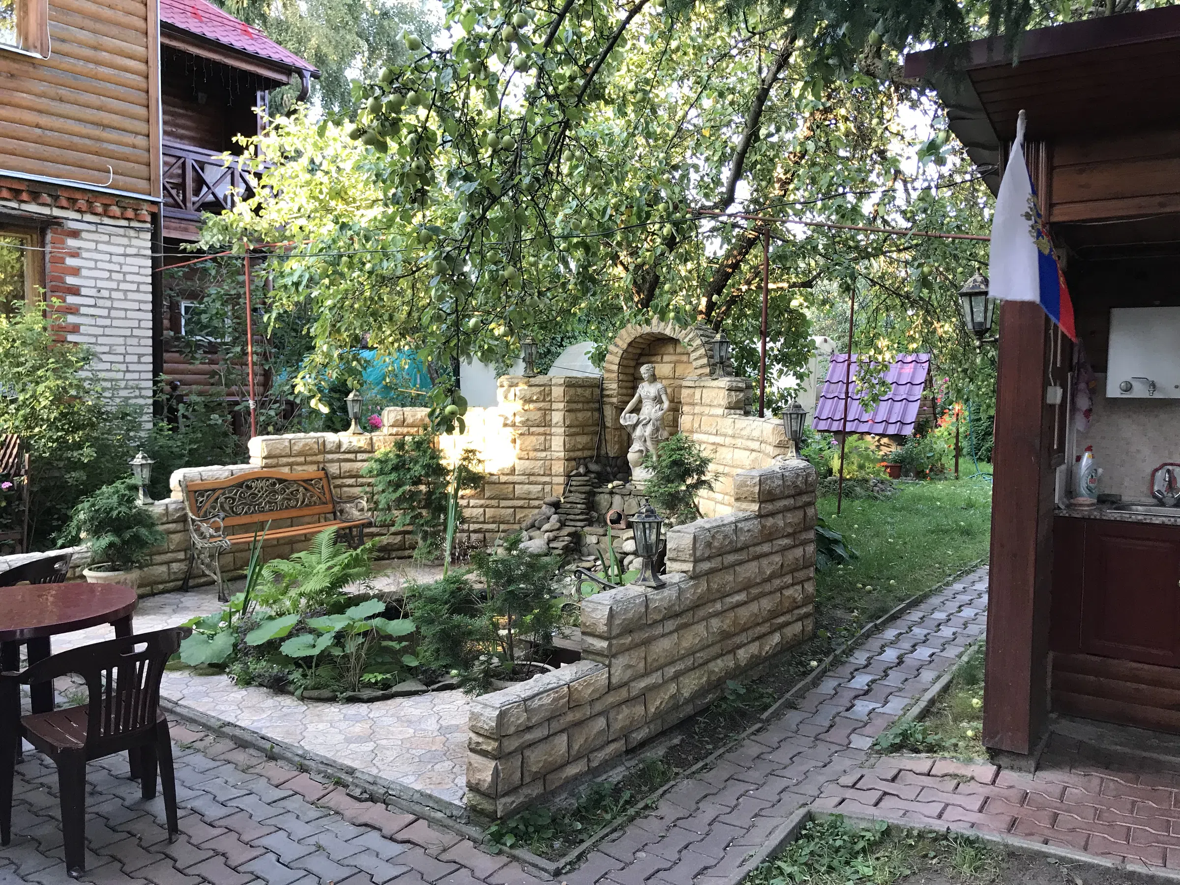 Дача с двориком и фонтаном, фото 3