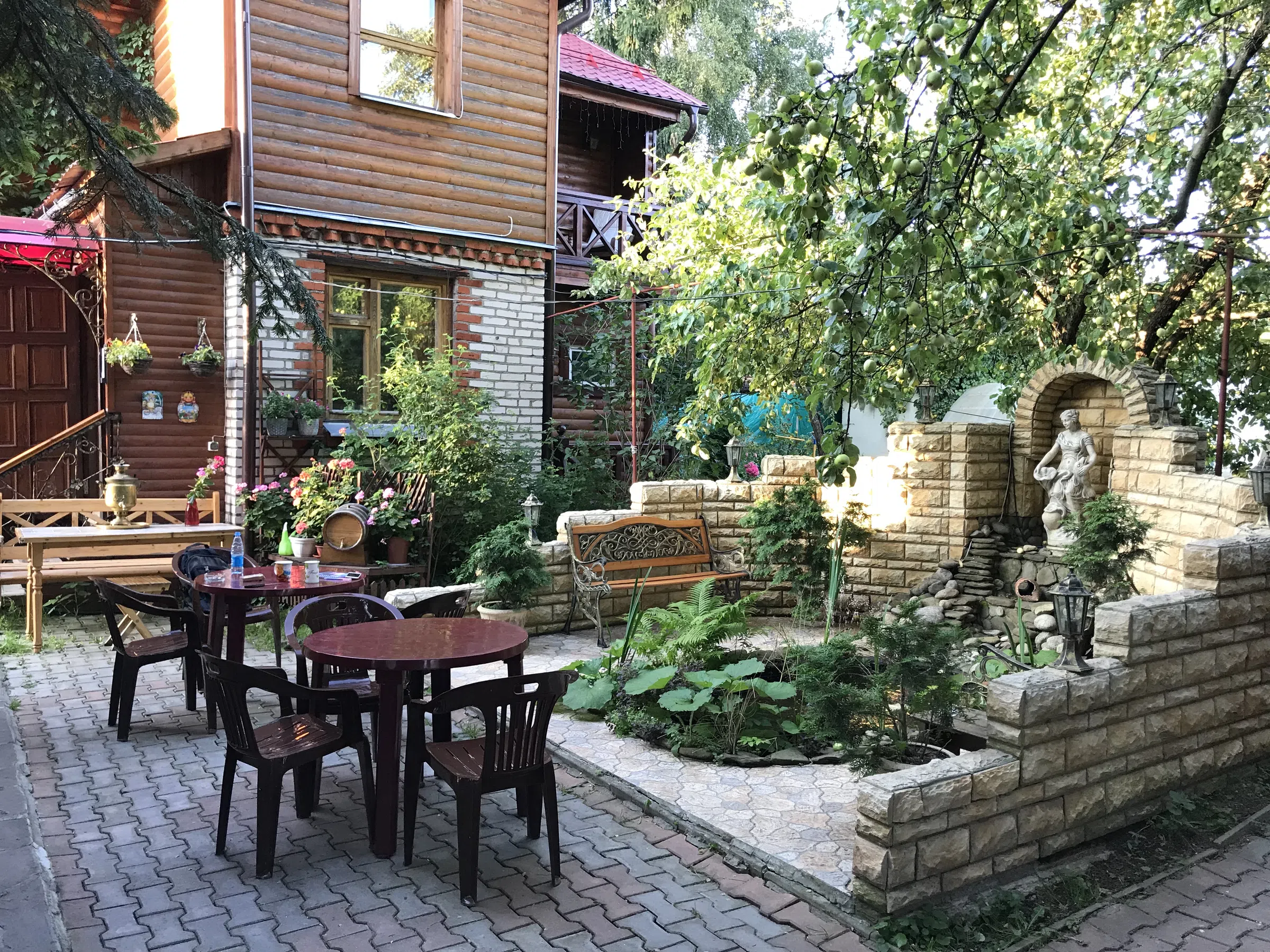Дача с двориком и фонтаном, фото 2