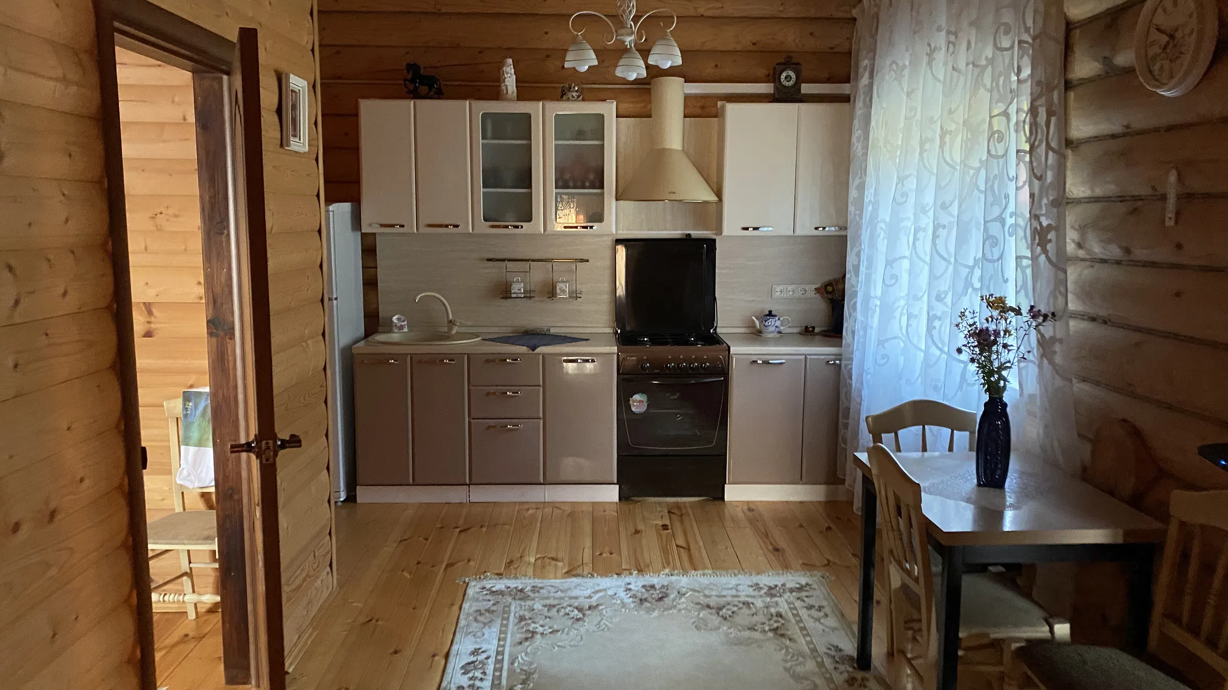 Деревенский дом со срубом, фото 3