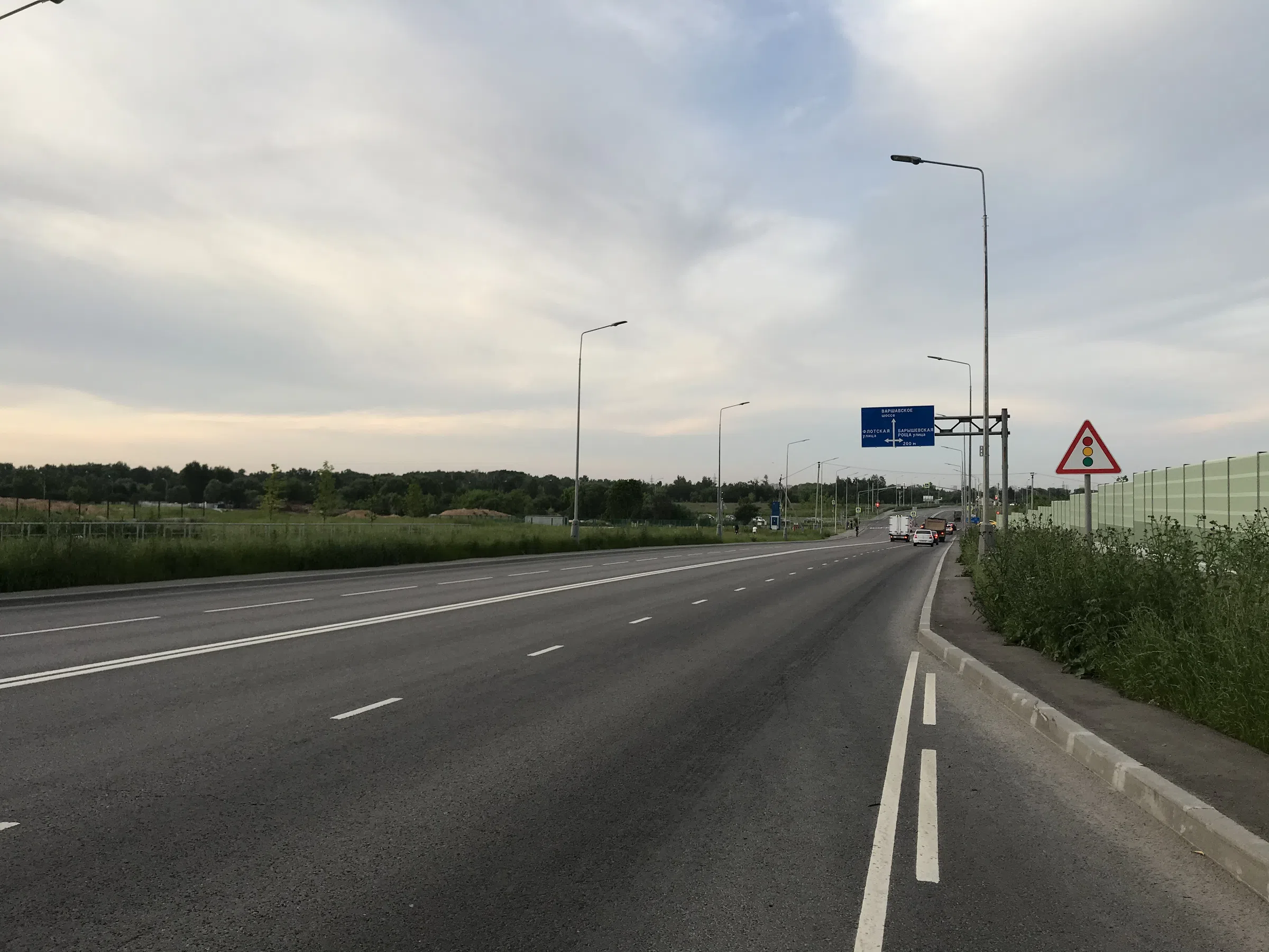 Широкое шоссе у леса, фото 1