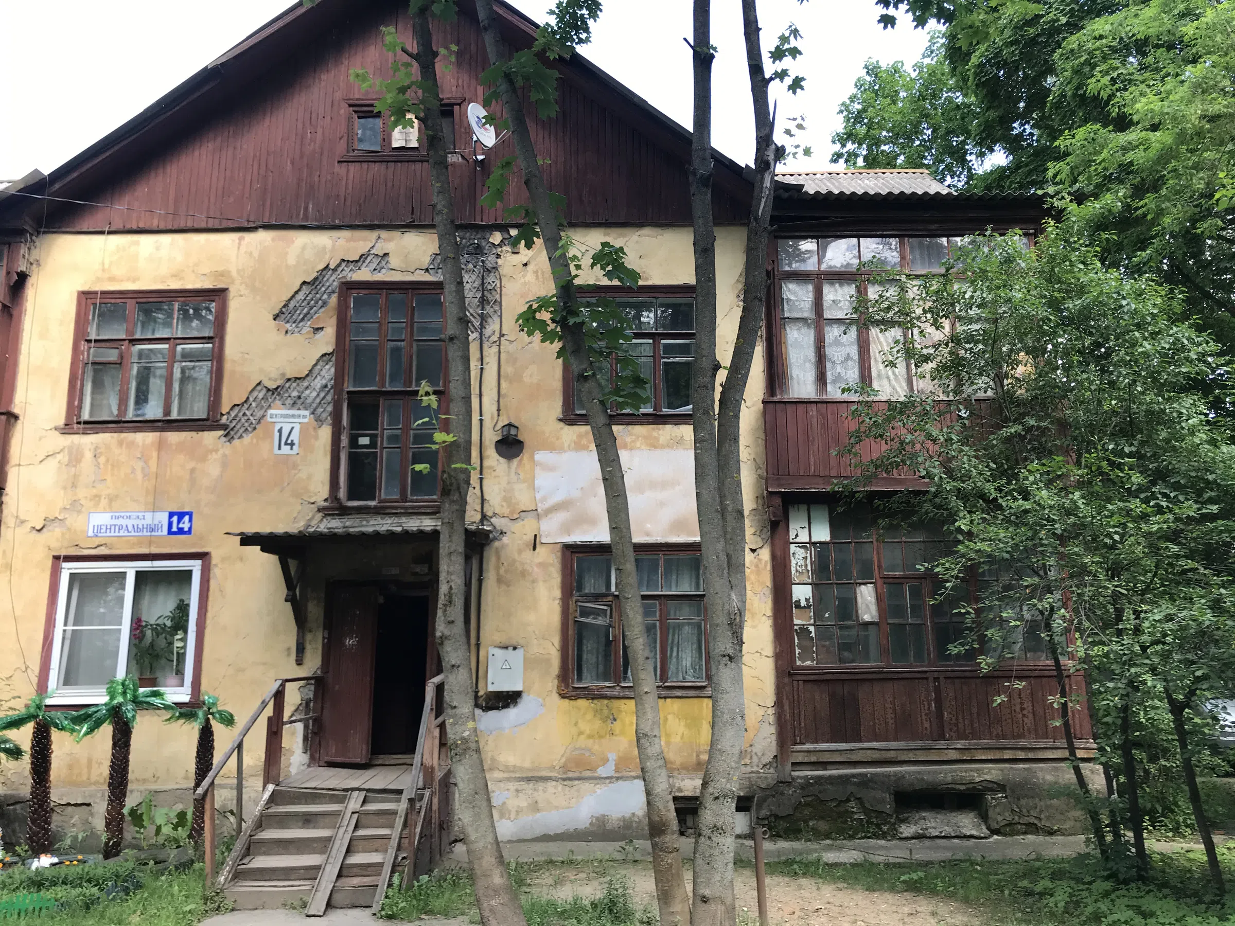 Деревянная сталинка в зелени, фото 5
