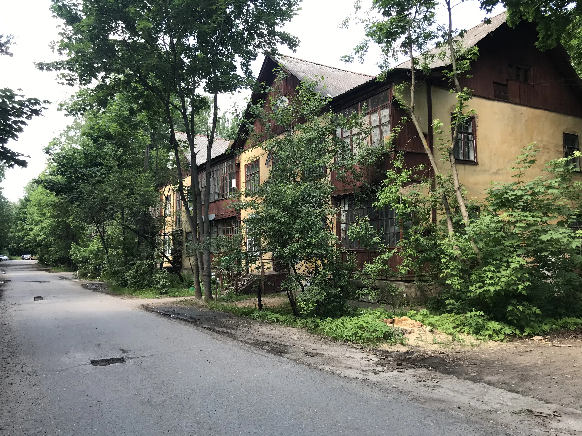 Деревянная сталинка в зелени, фото 1