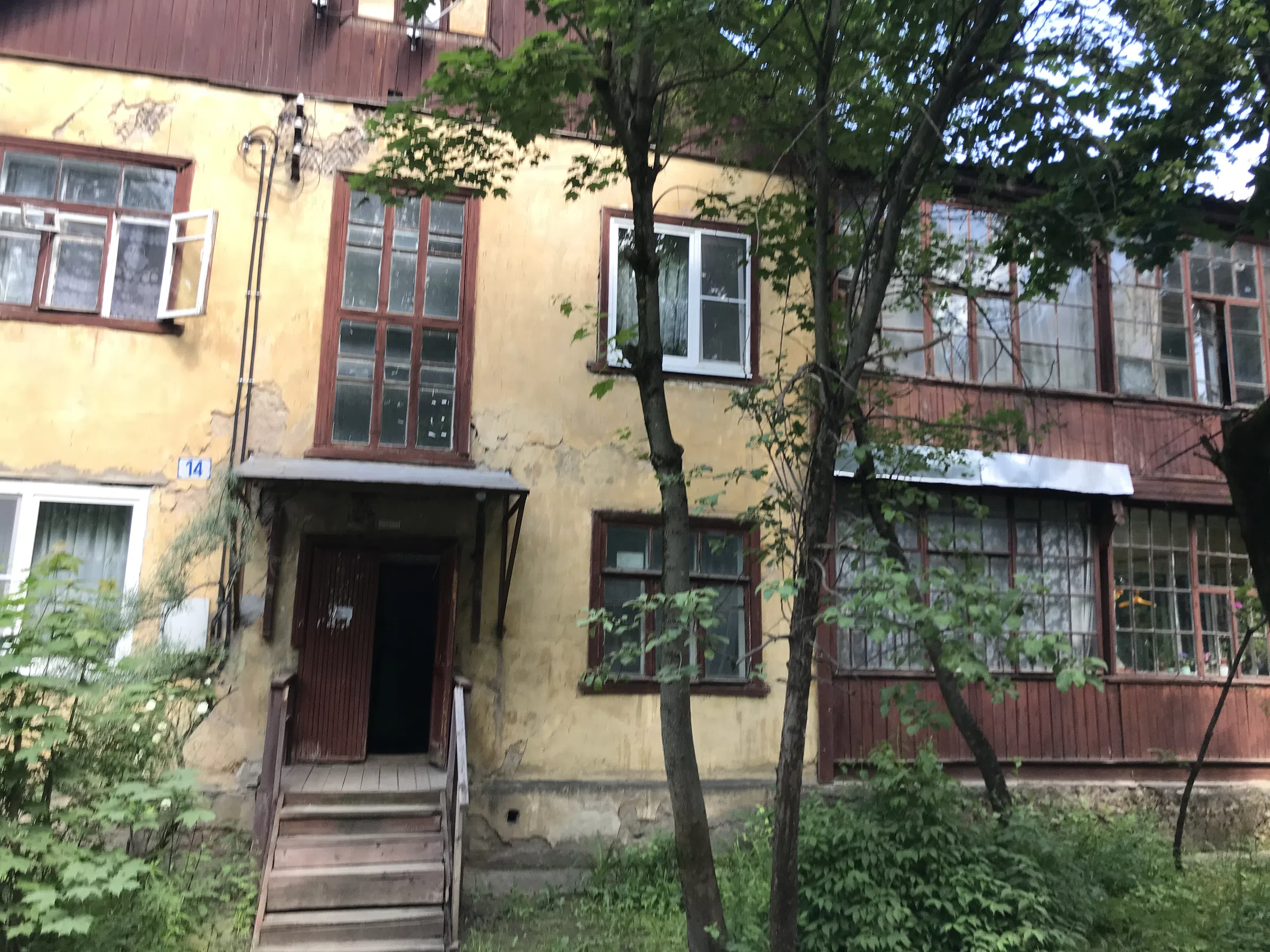 Деревянная сталинка в зелени, фото 10