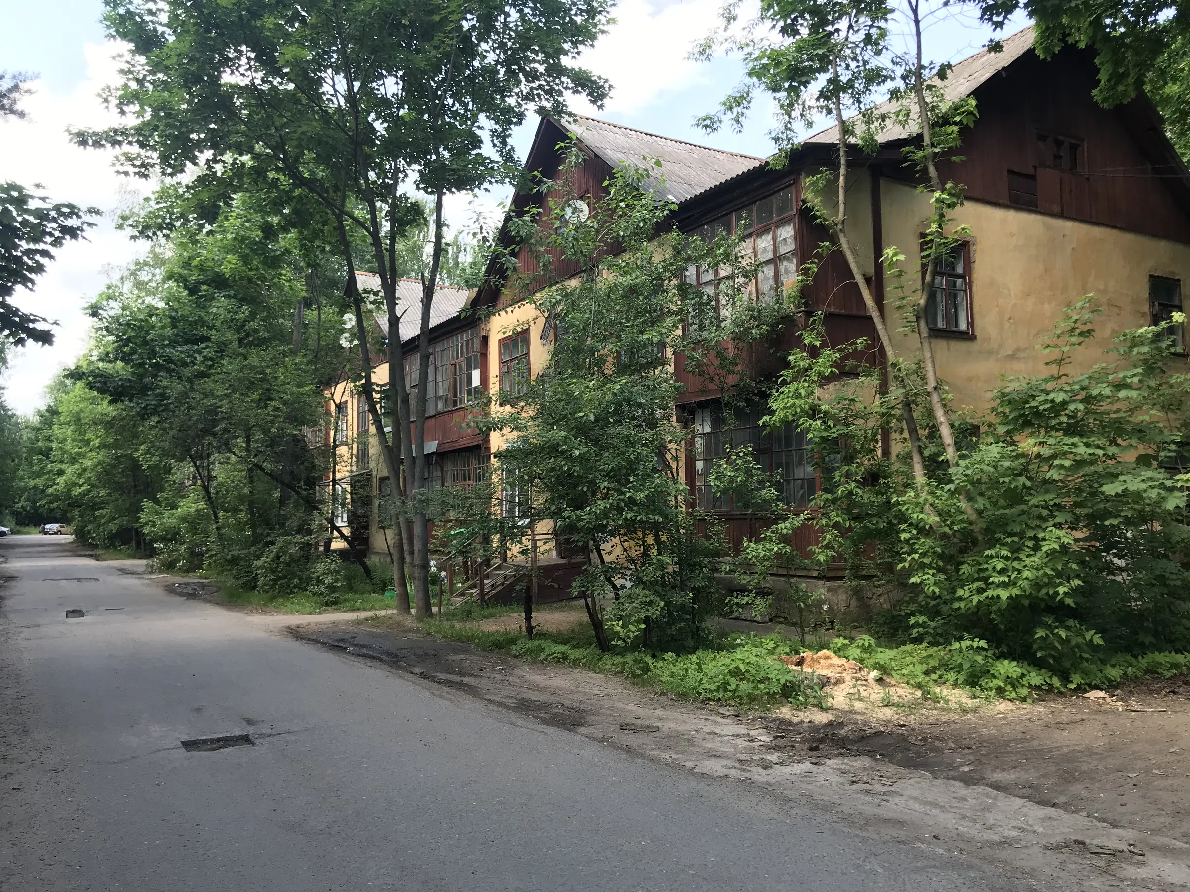 Деревянная сталинка в зелени, фото 2