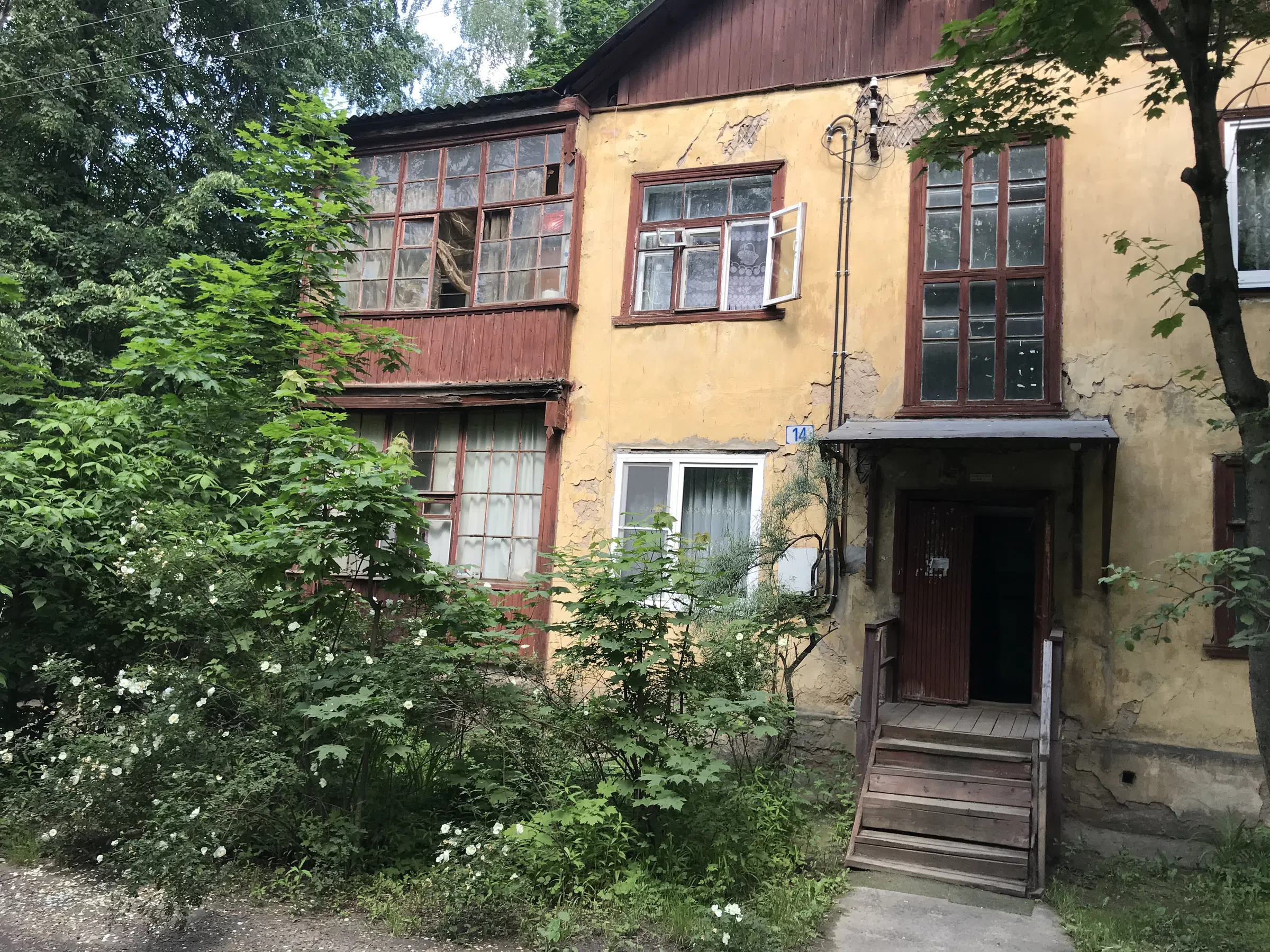 Деревянная сталинка в зелени, фото 9