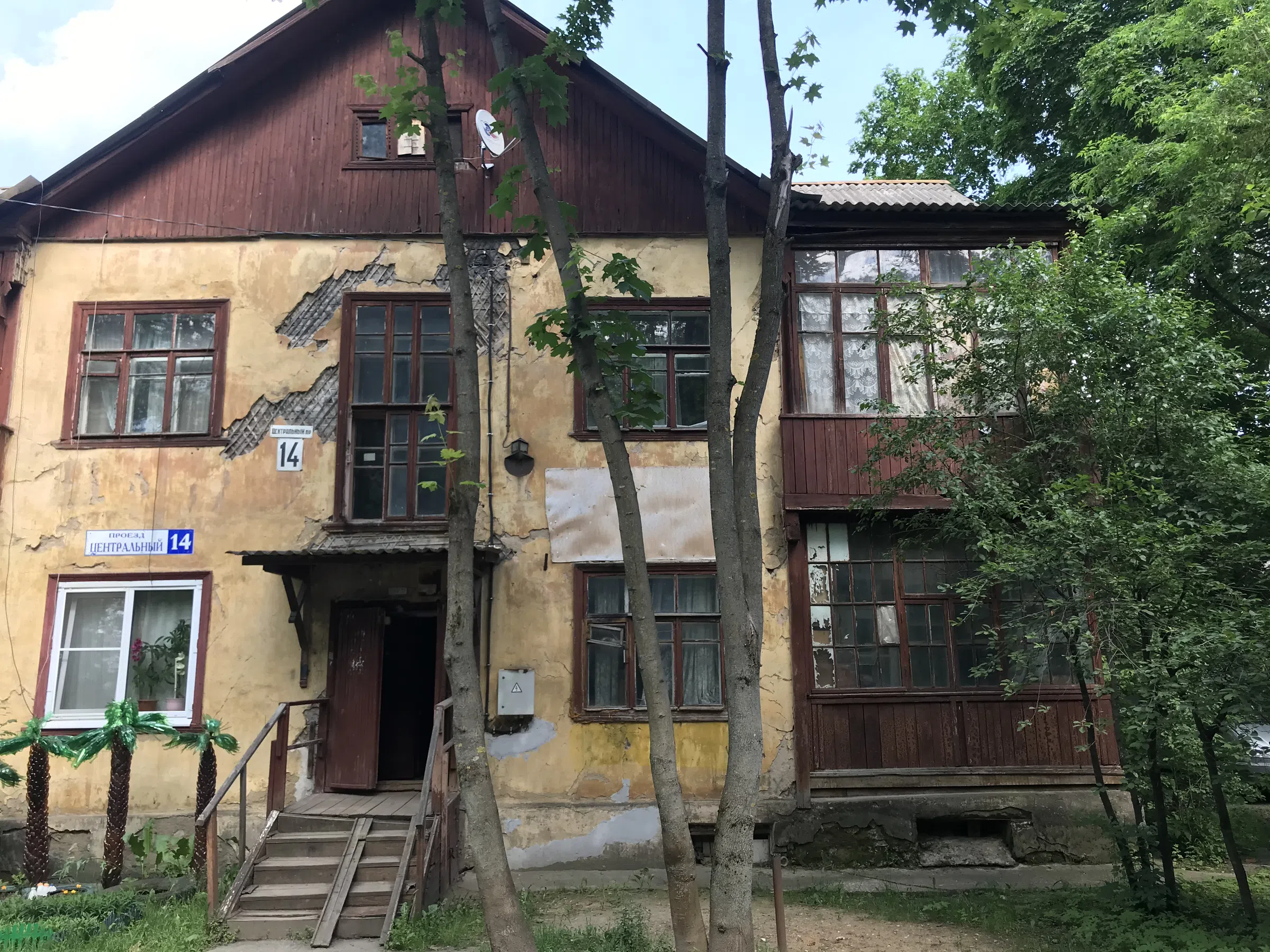 Деревянная сталинка в зелени, фото 6