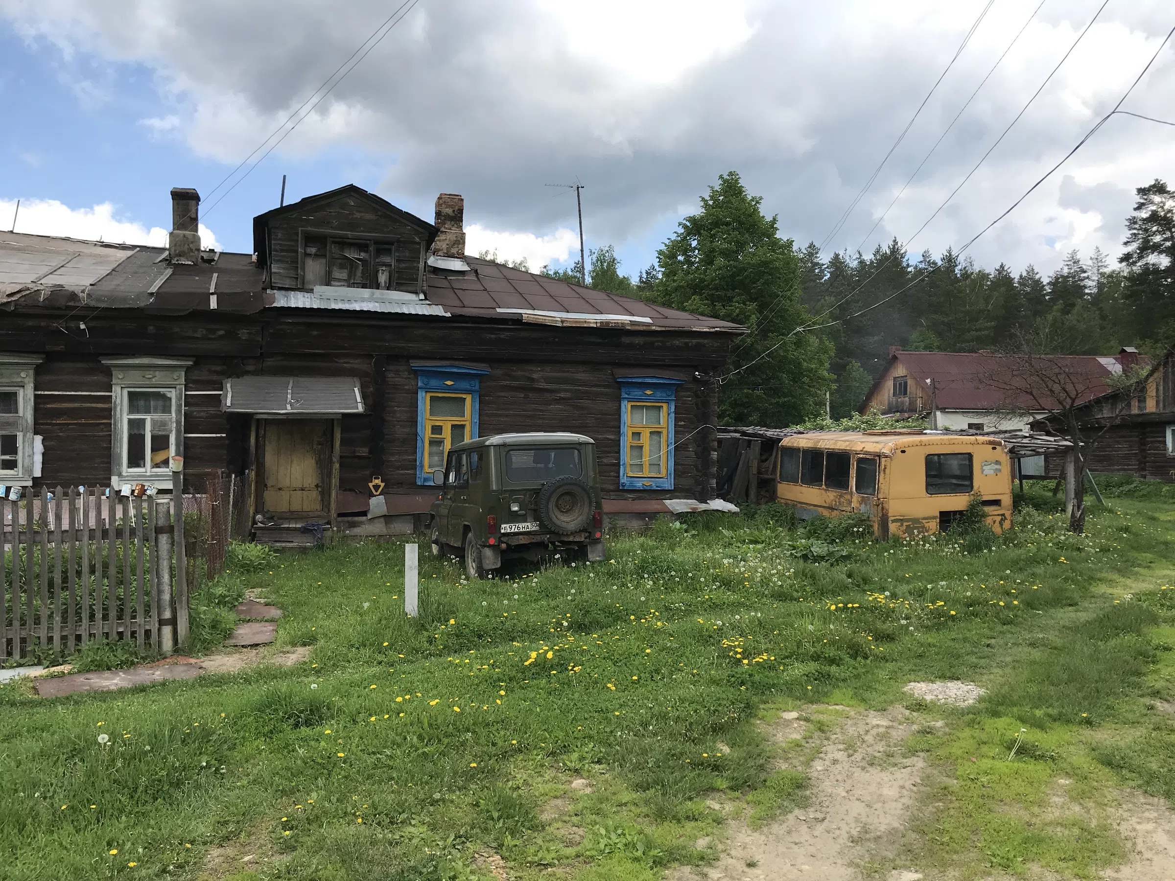 Деревенский дом с УАЗиком, фото 1