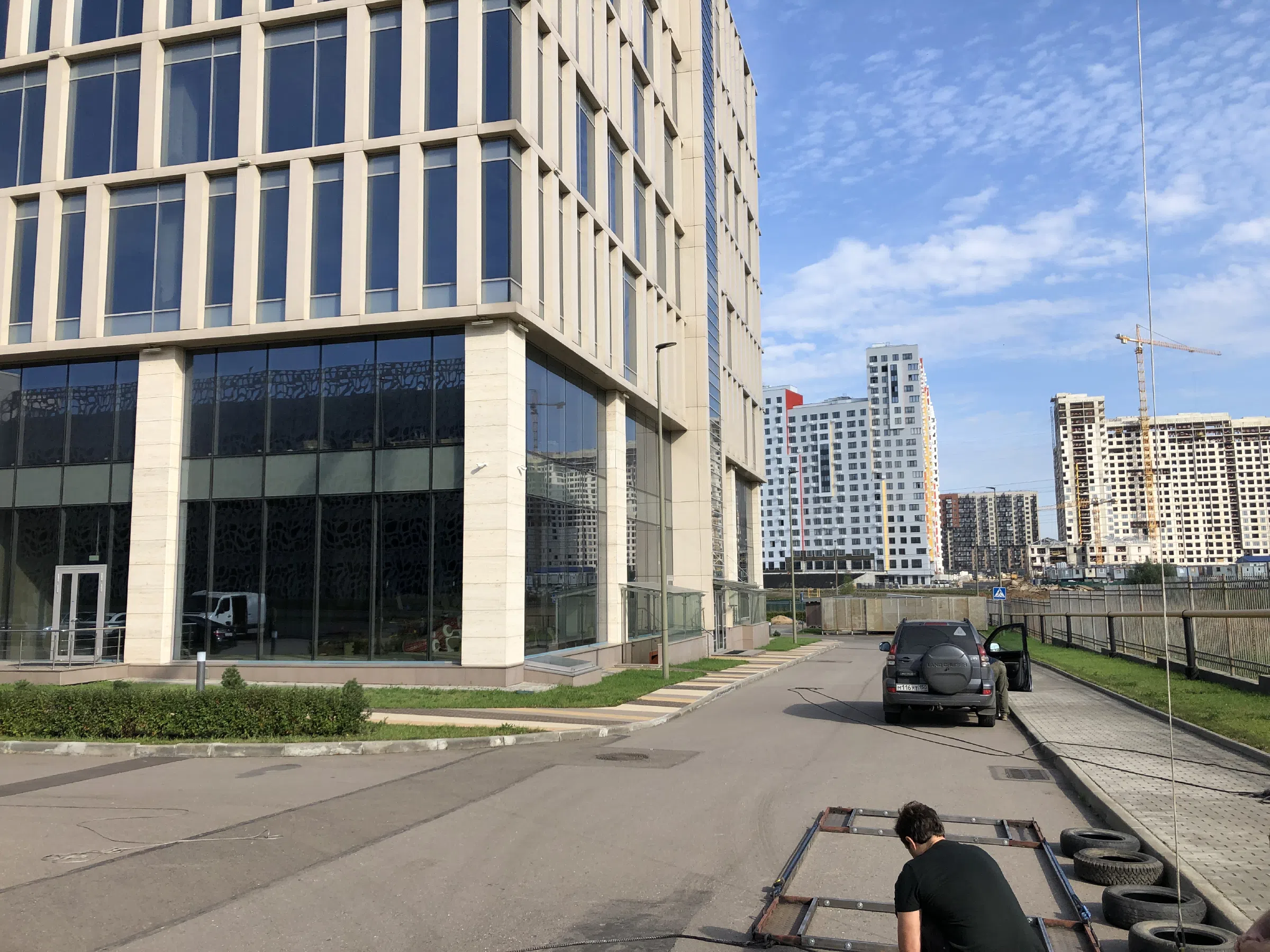 Парковка у модерн зданий, фото 3