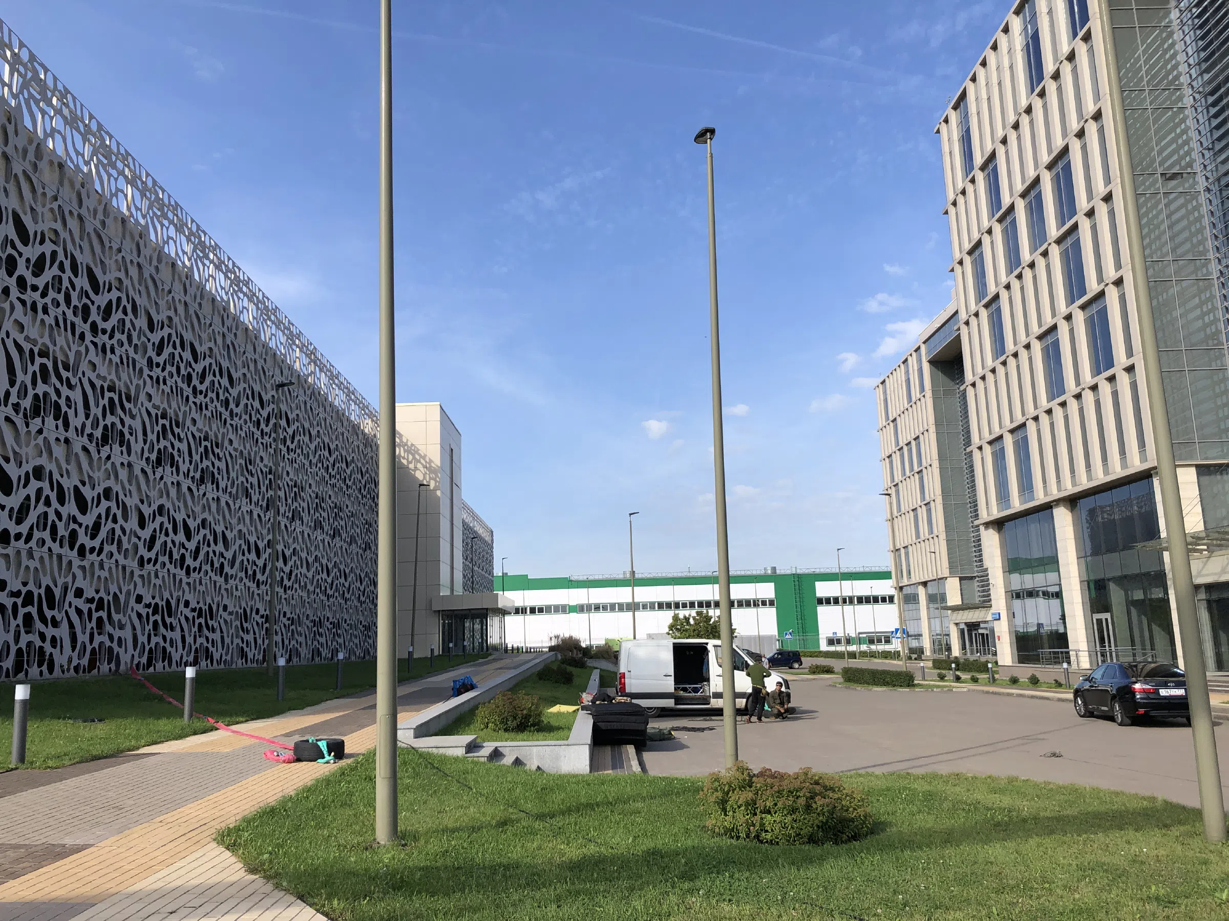 Парковка у модерн зданий, фото 1