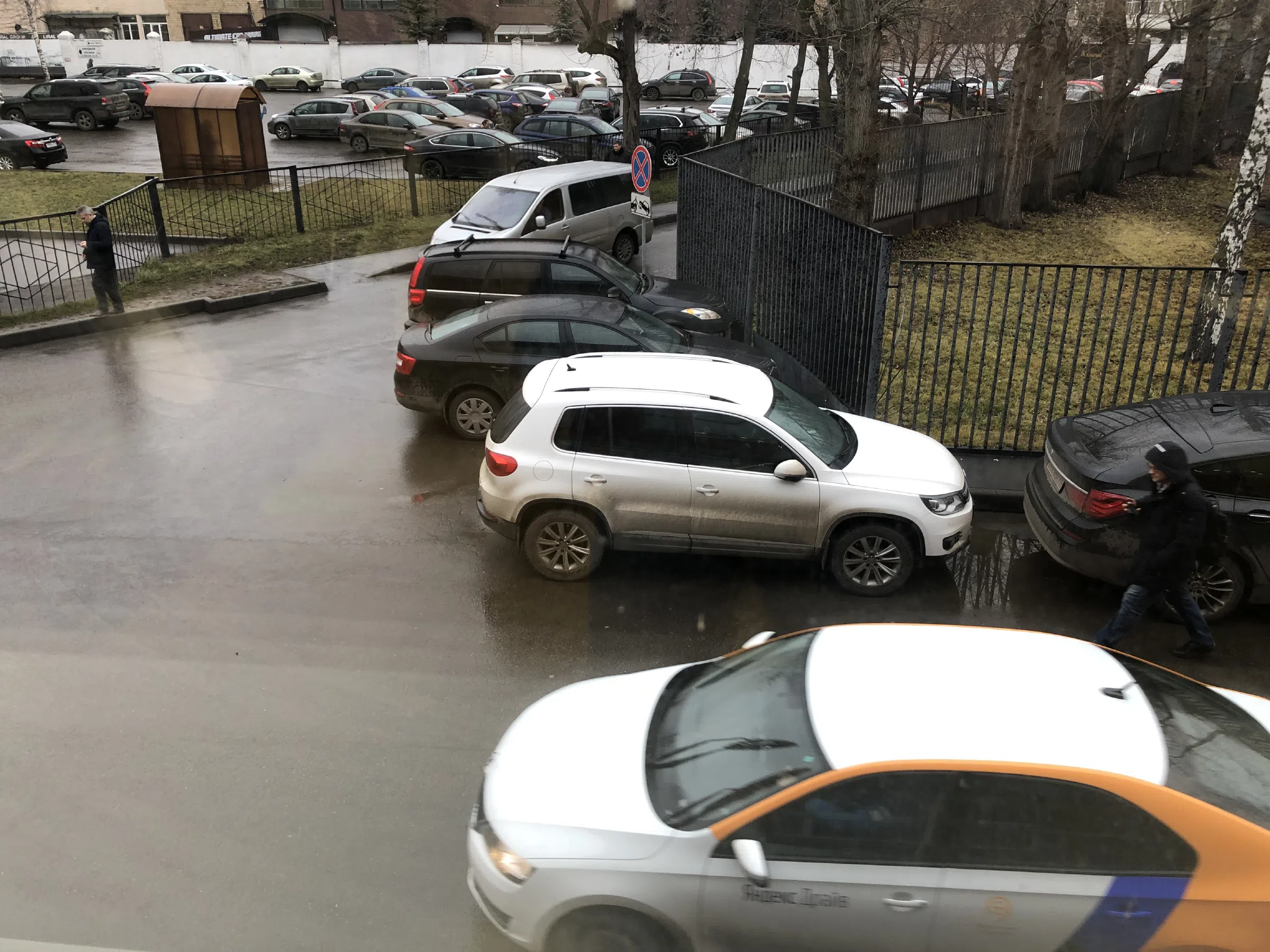 Белый офис со стеклянными перегородками, фото 19