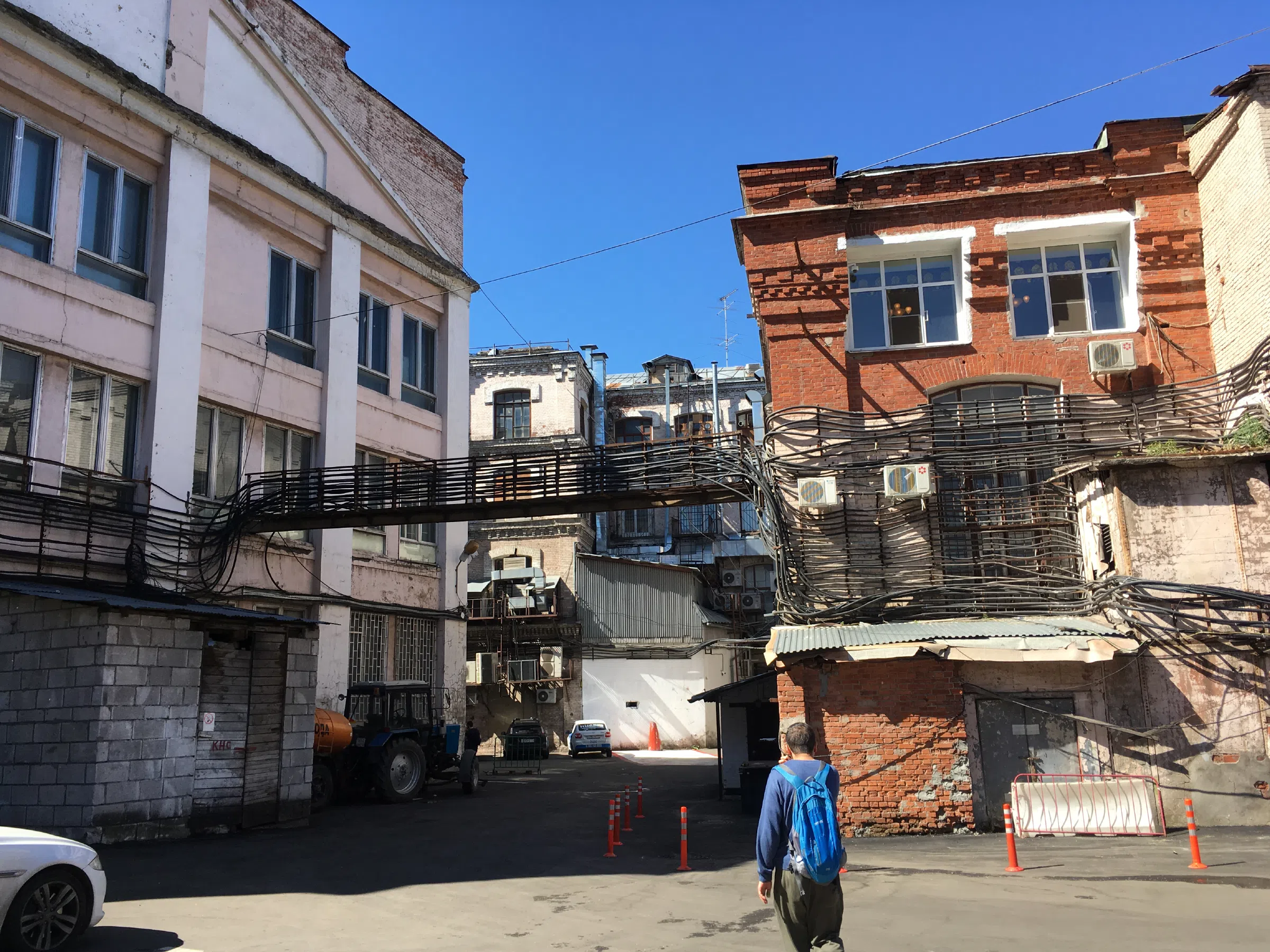 Индустриальный двор с коммуникациями, фото 21