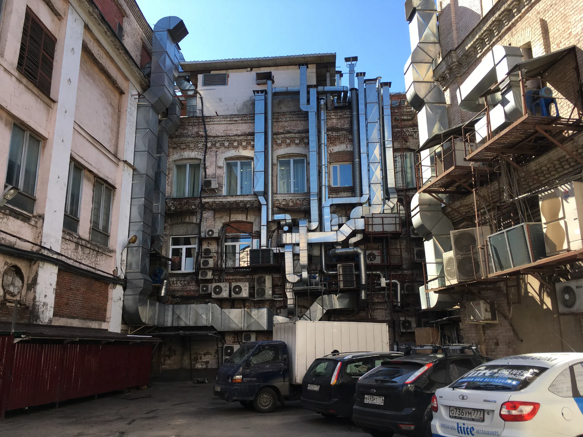 Индустриальный двор с коммуникациями, фото 2