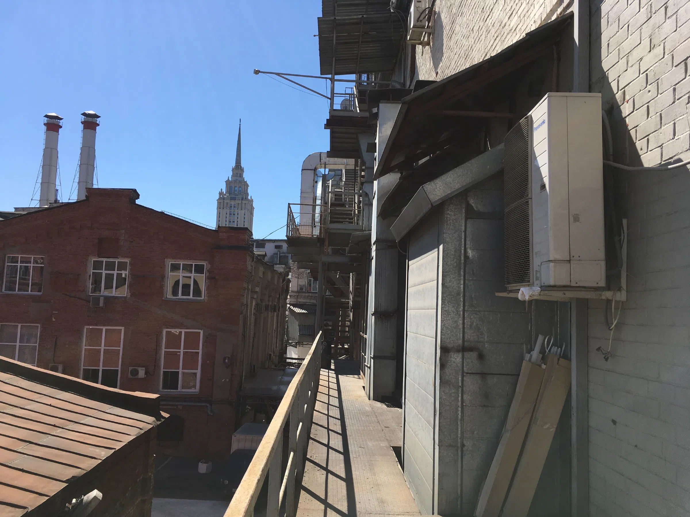Индустриальный двор с коммуникациями, фото 12