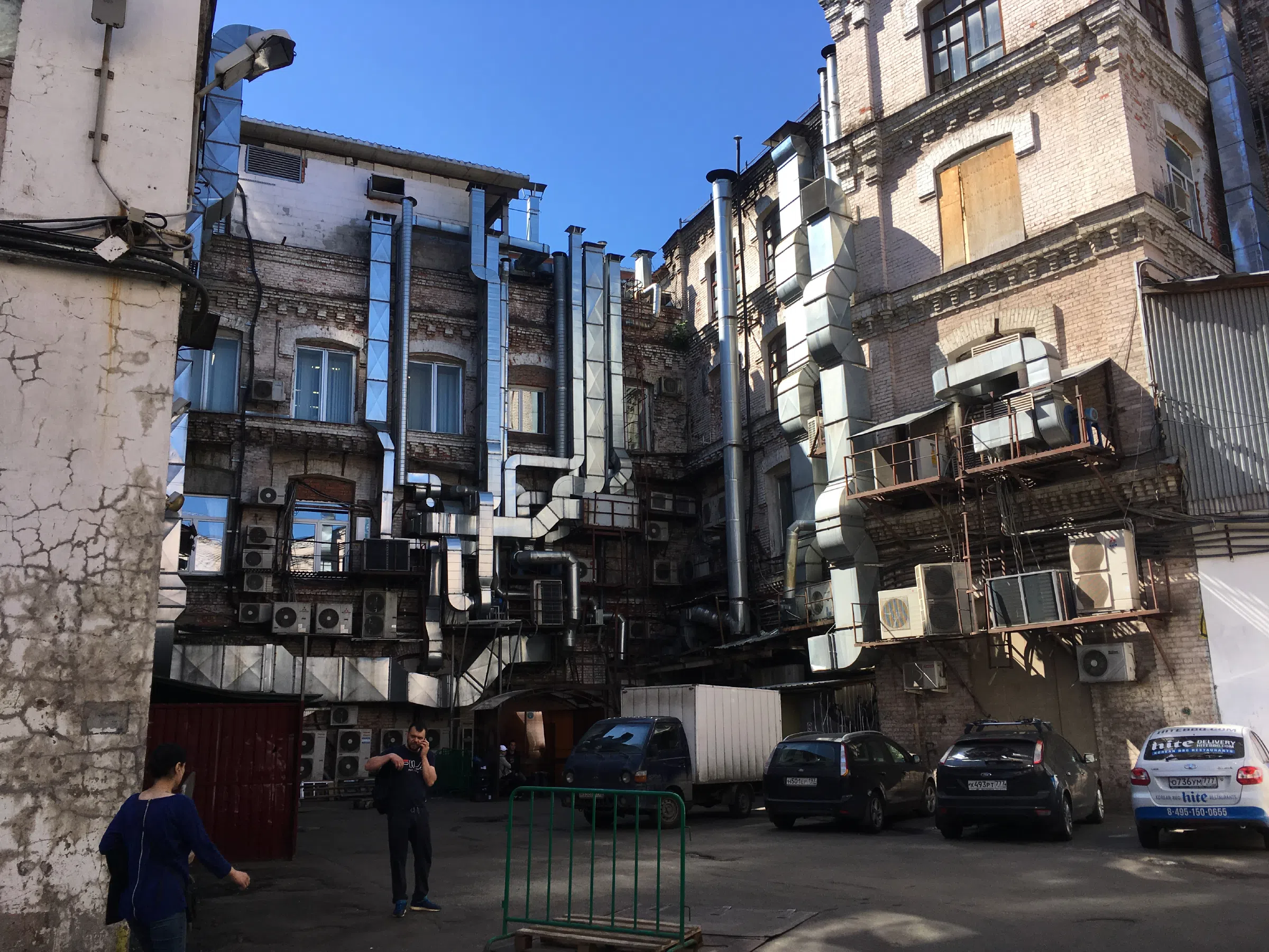 Индустриальный двор с коммуникациями, фото 1