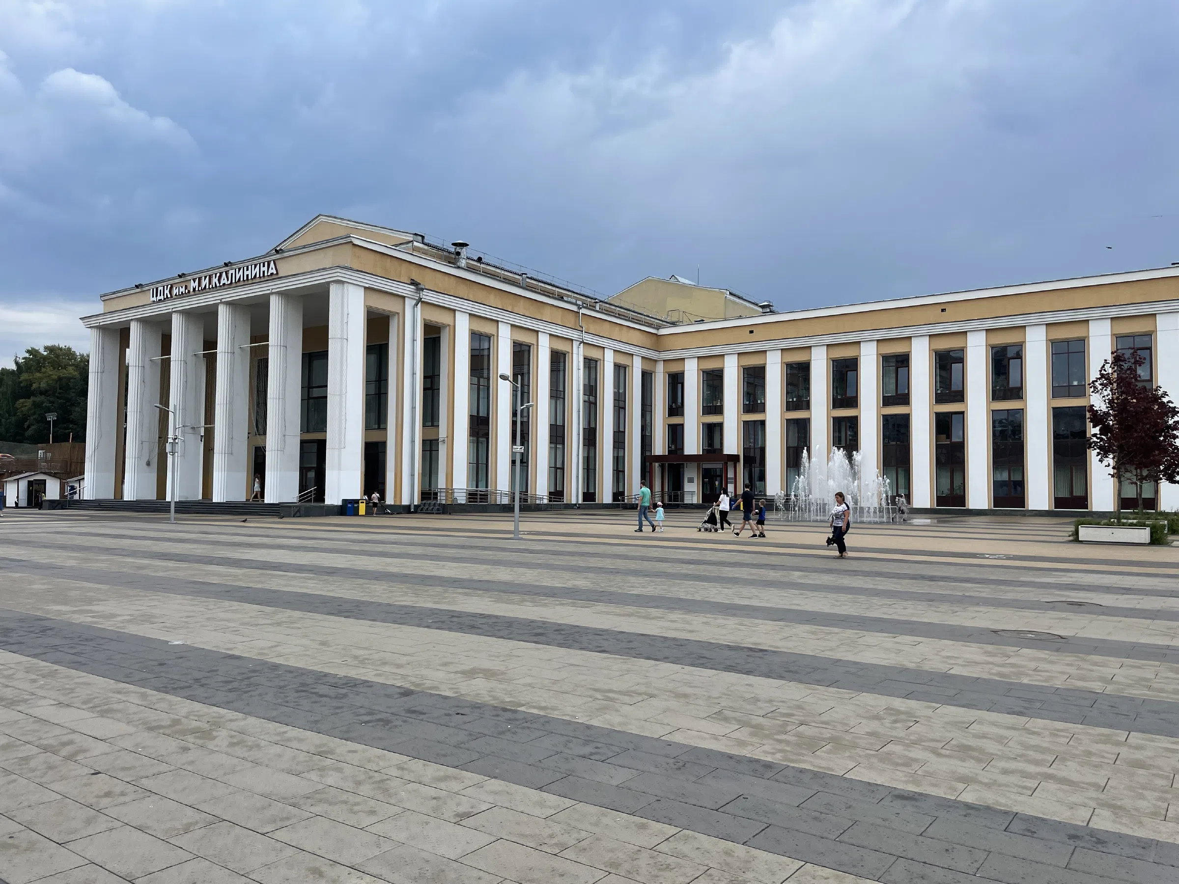 Парк с современной архитектурой, фото 5