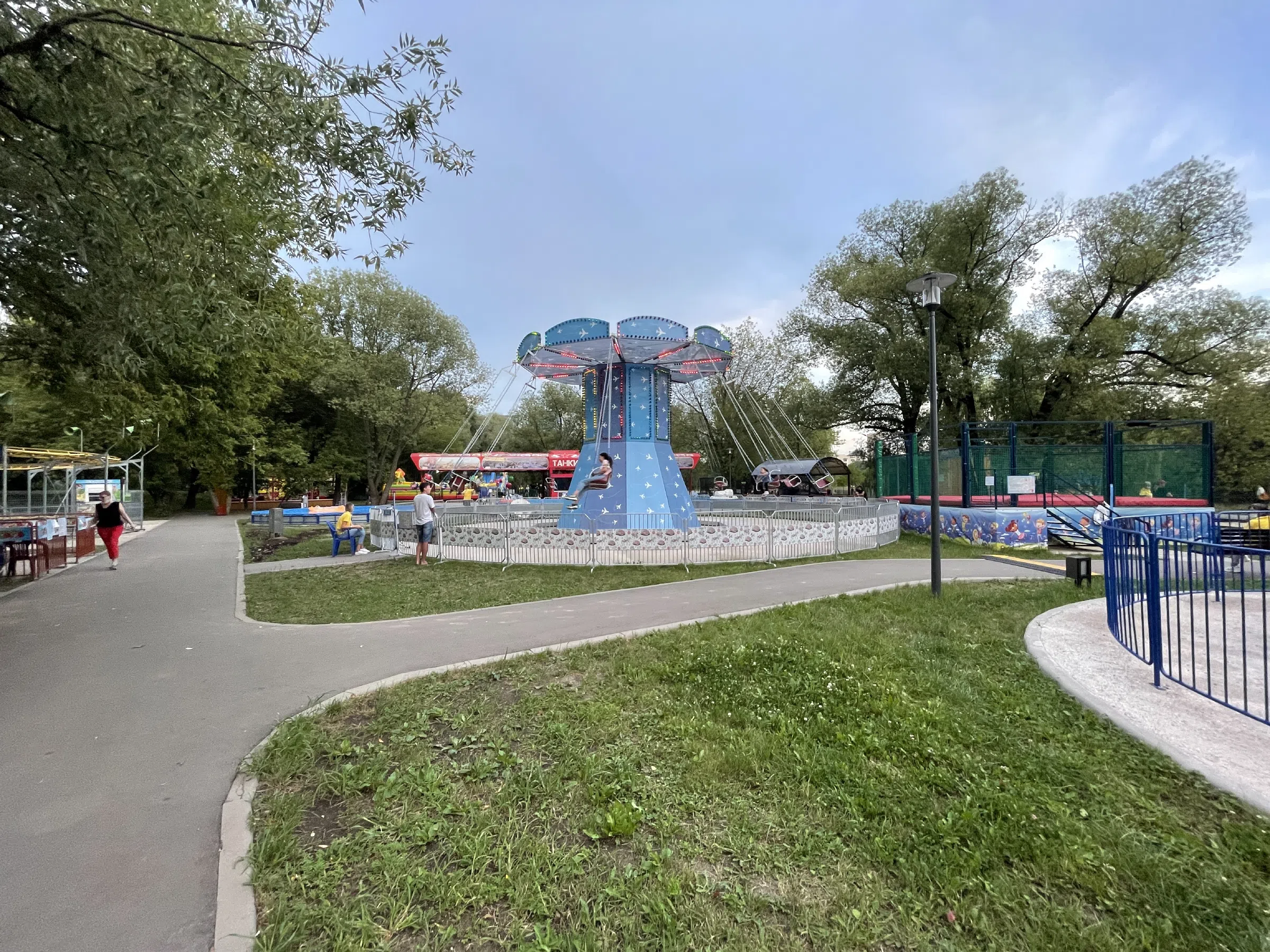 Парк с каруселями и воркаутом, фото 5