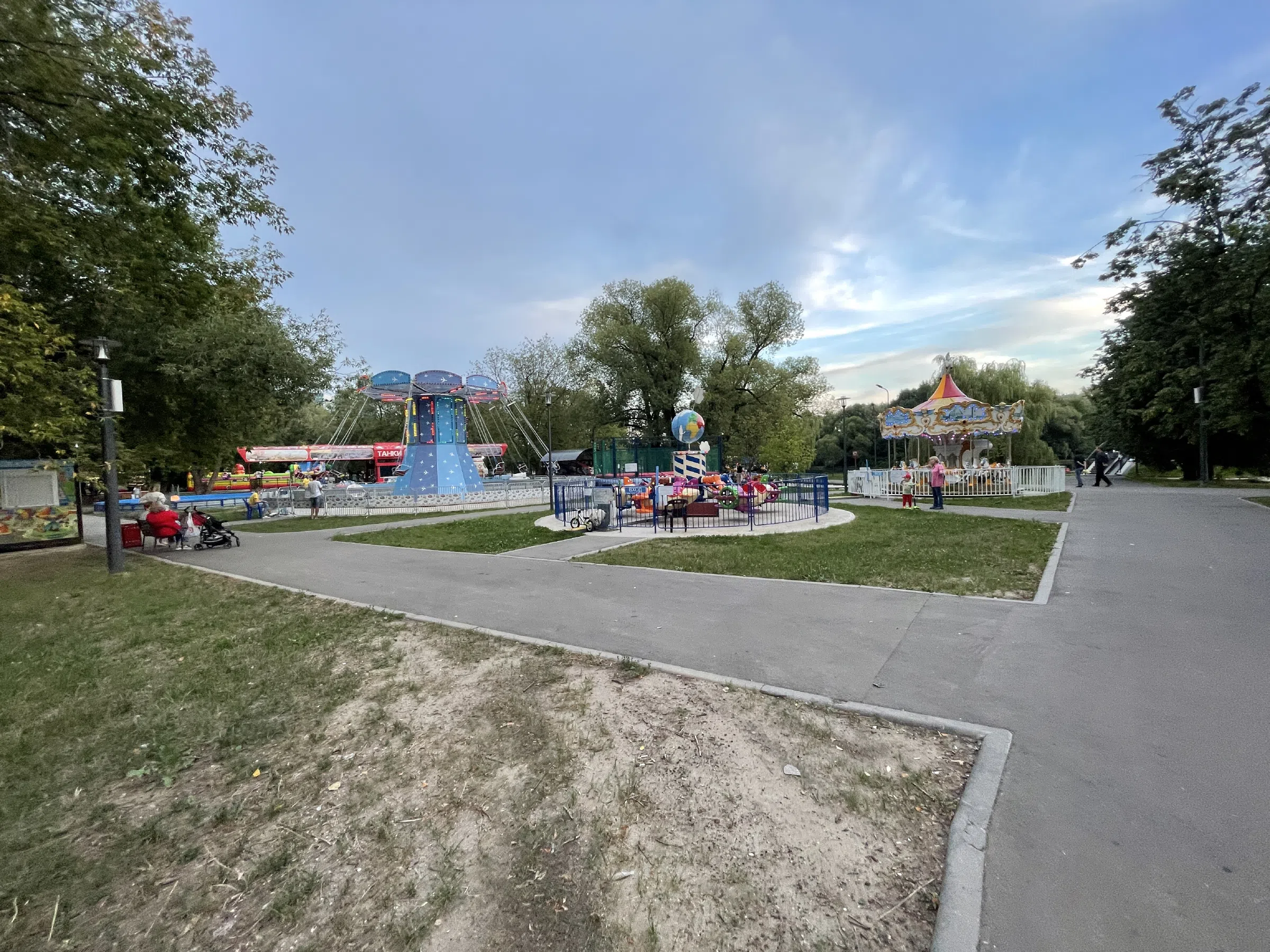Парк с каруселями и воркаутом, фото 4