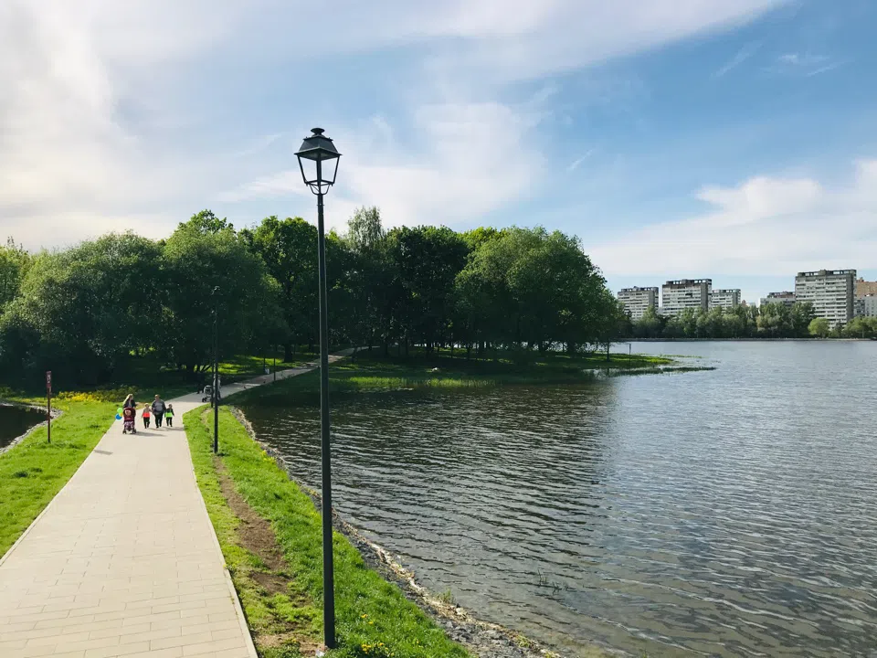 Парк у озера с беседкой, фото 8