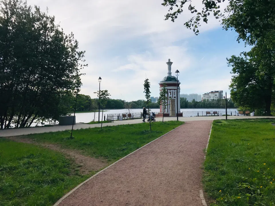 Парк у озера с беседкой, фото 2