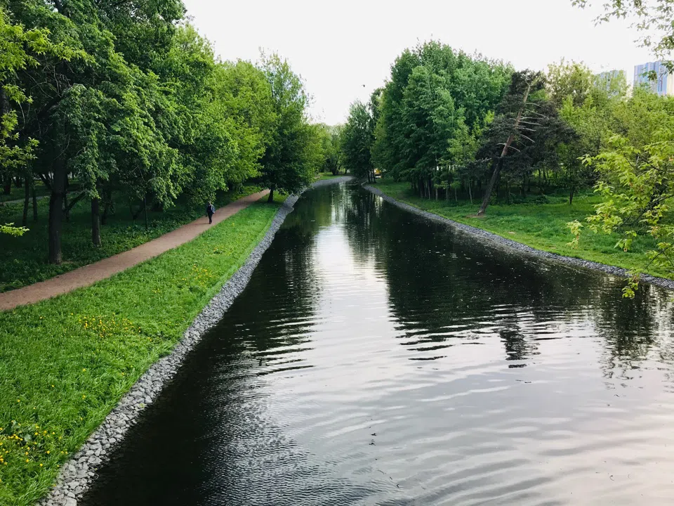 Парк у озера с беседкой, фото 10