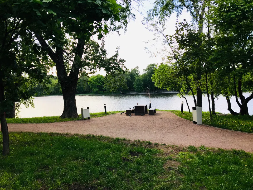 Парк у озера с беседкой, фото 9