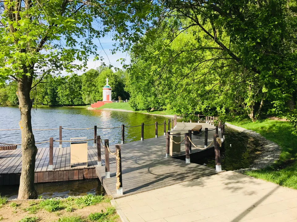 Парк у озера с беседкой, фото 5