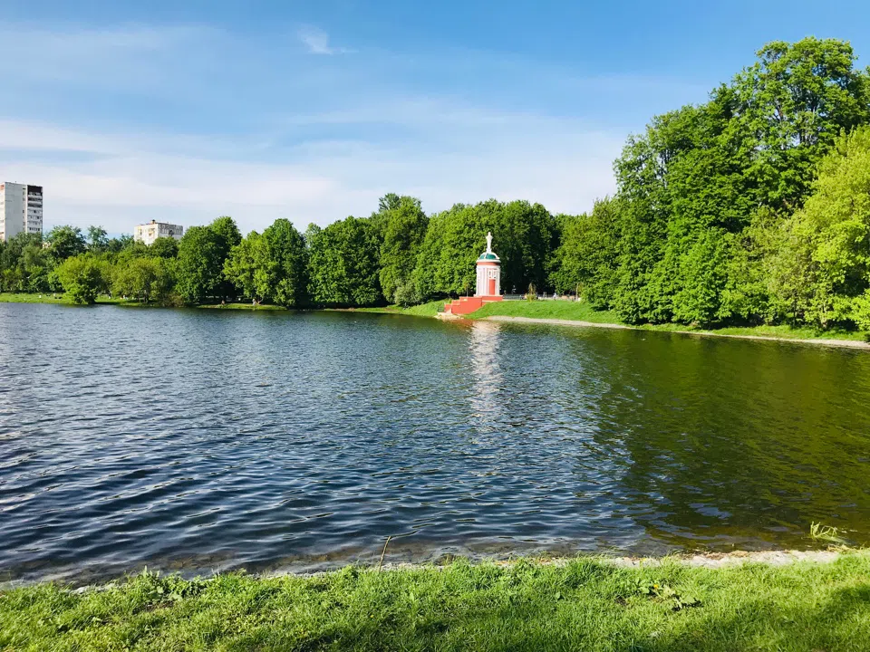 Парк у озера с беседкой, фото 6