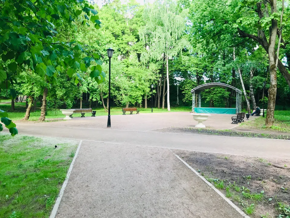 Парк у озера с беседкой, фото 1