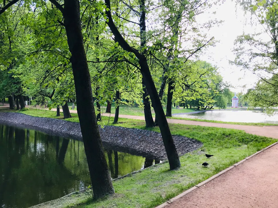 Парк у озера с беседкой, фото 18