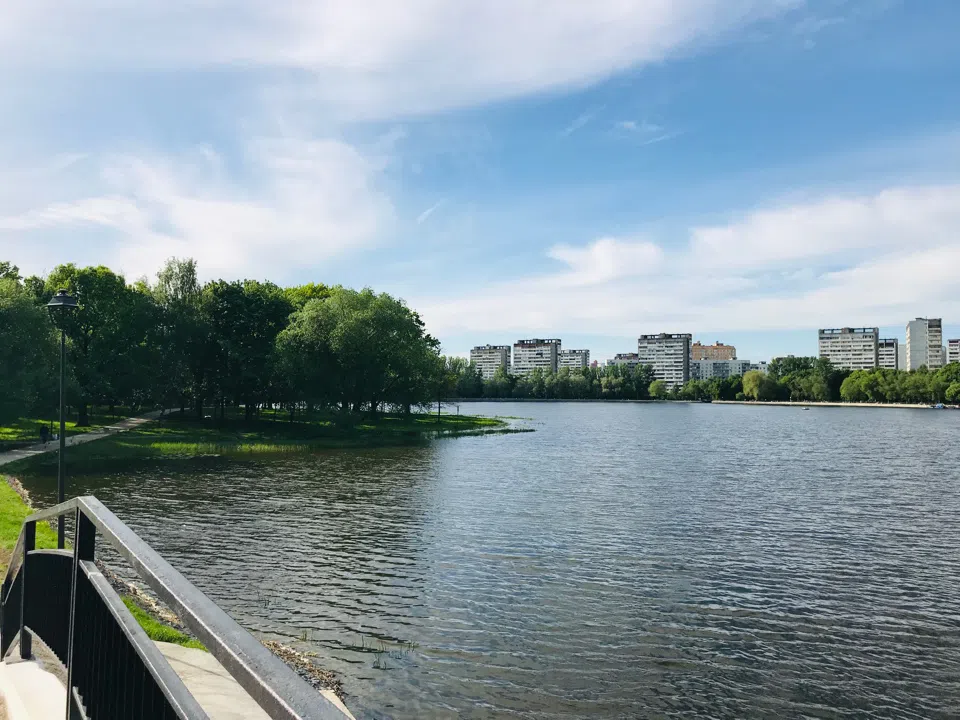 Парк у озера с беседкой, фото 7