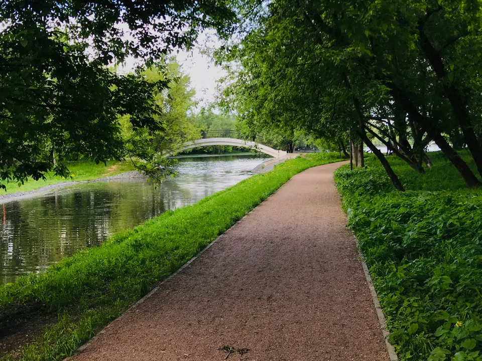 Парк у озера с беседкой, фото 13