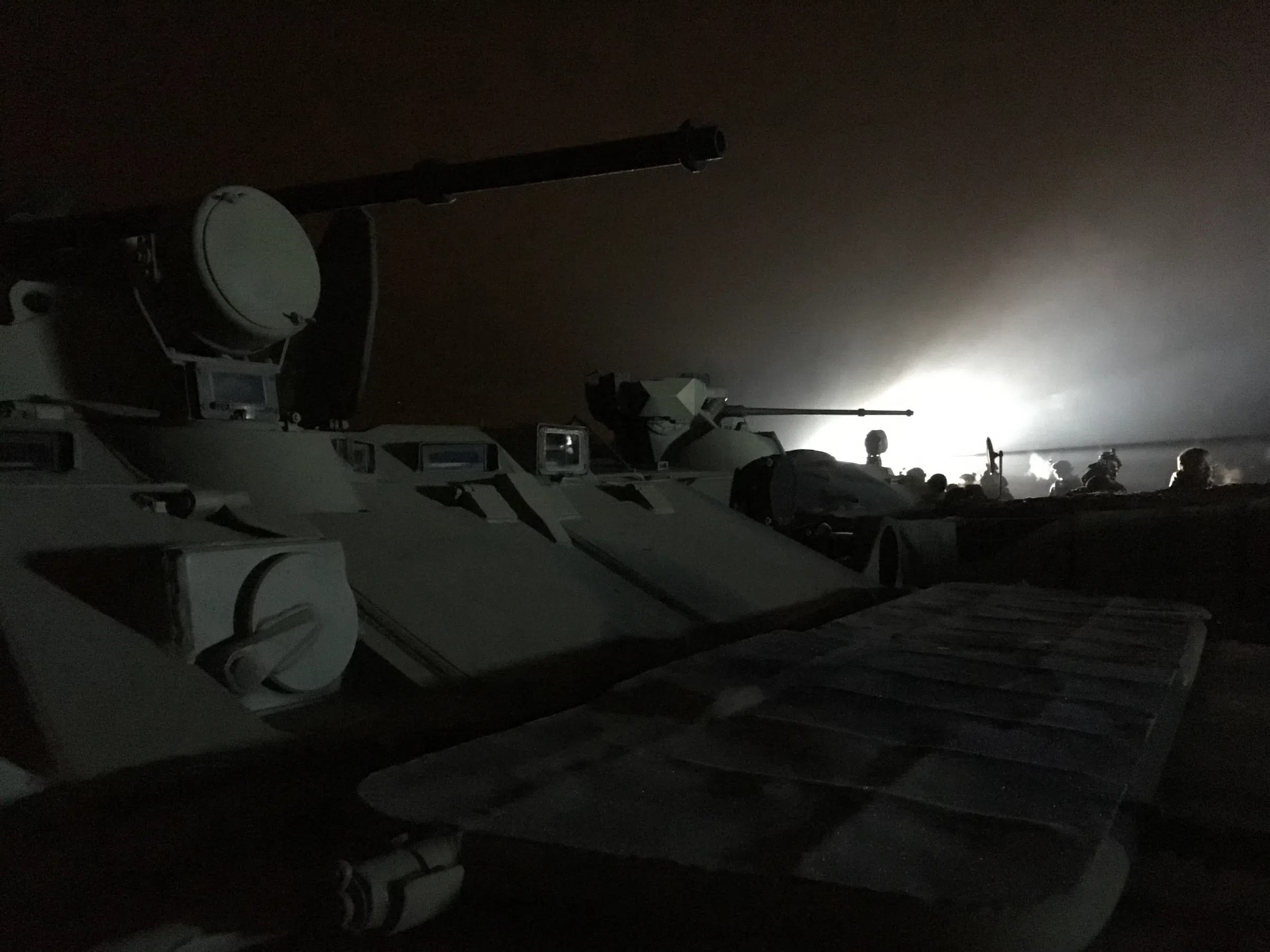 Ряд танков на аэродроме, фото 18