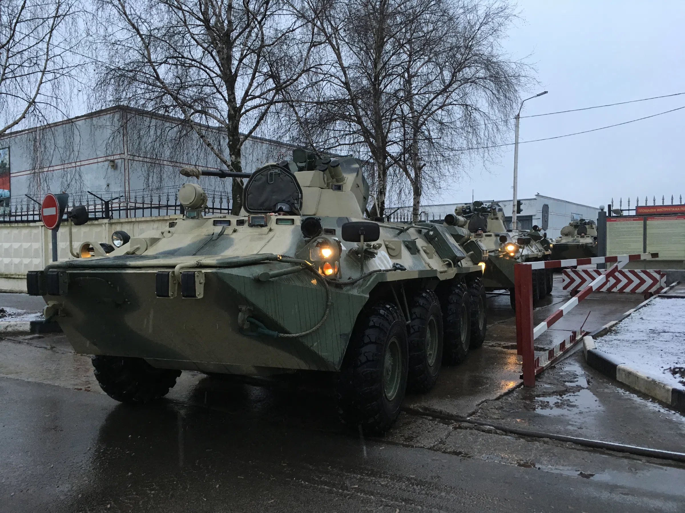 Ряд танков на аэродроме, фото 6