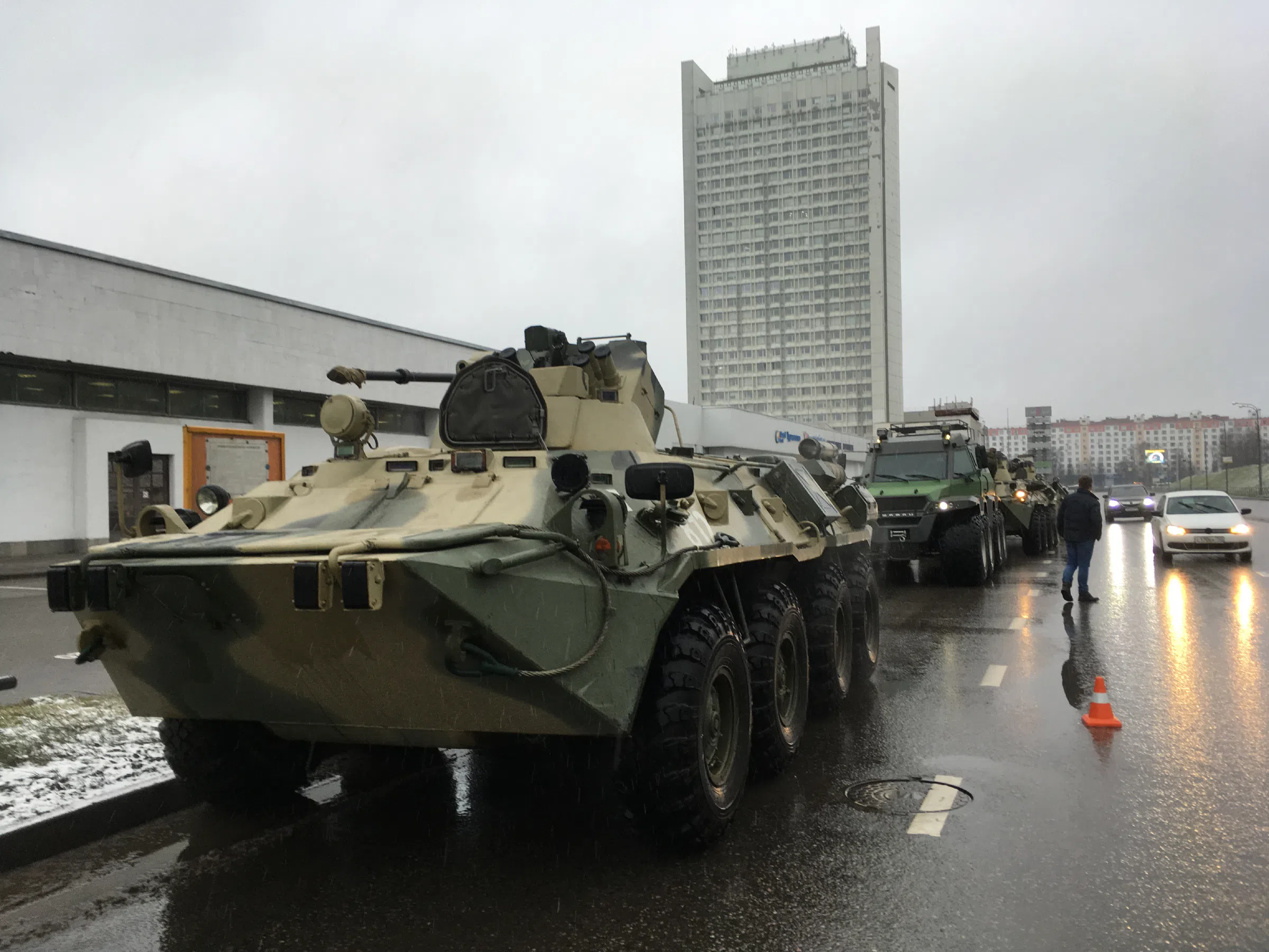 Ряд танков на аэродроме, фото 7