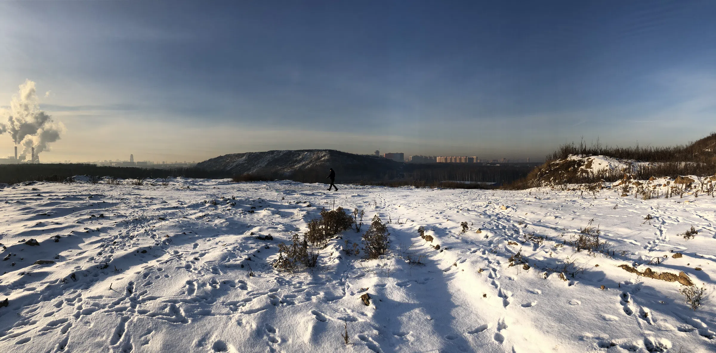 Заснеженный холм с видом на город, фото 9