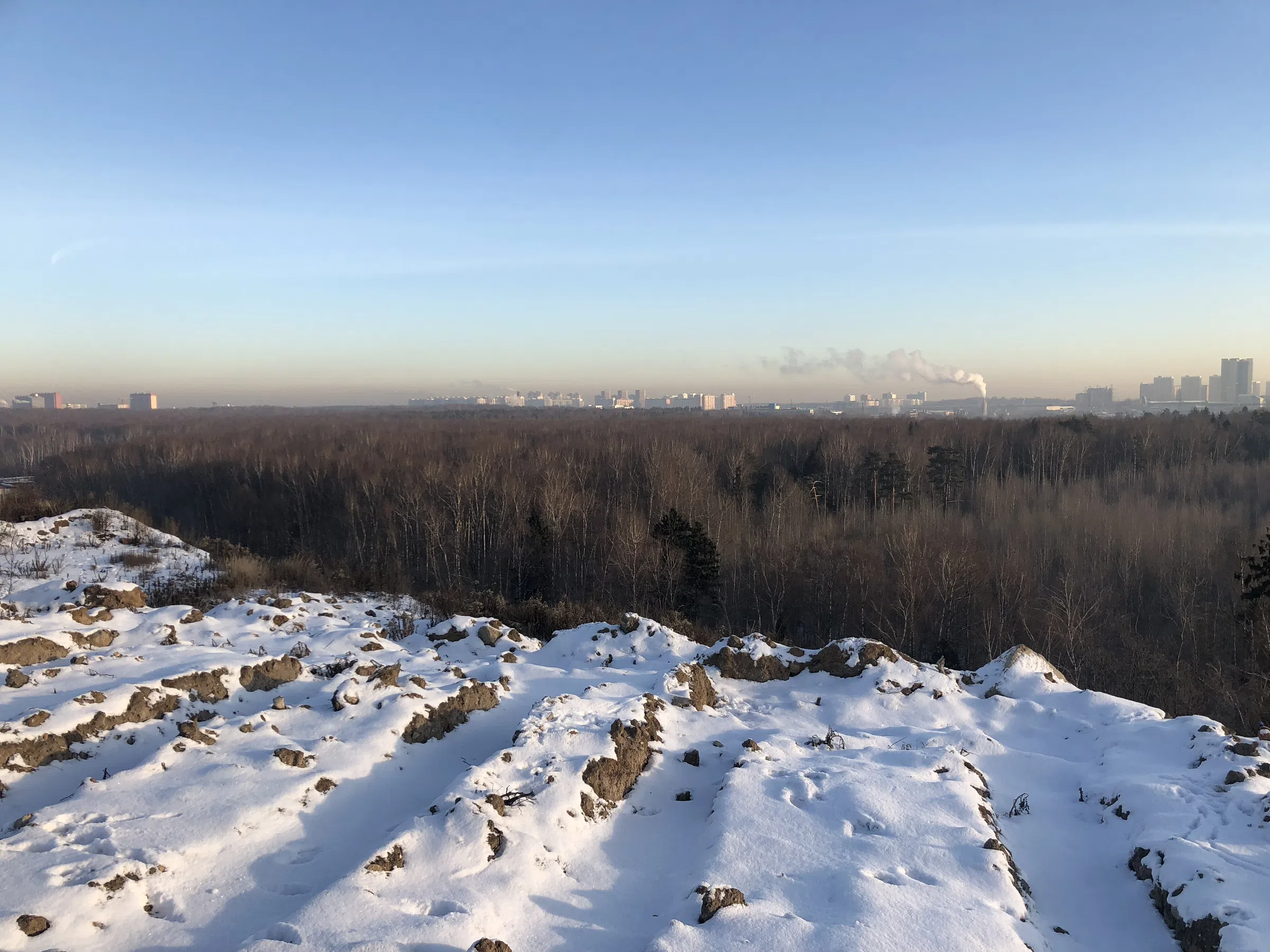Заснеженный холм с видом на город, фото 1
