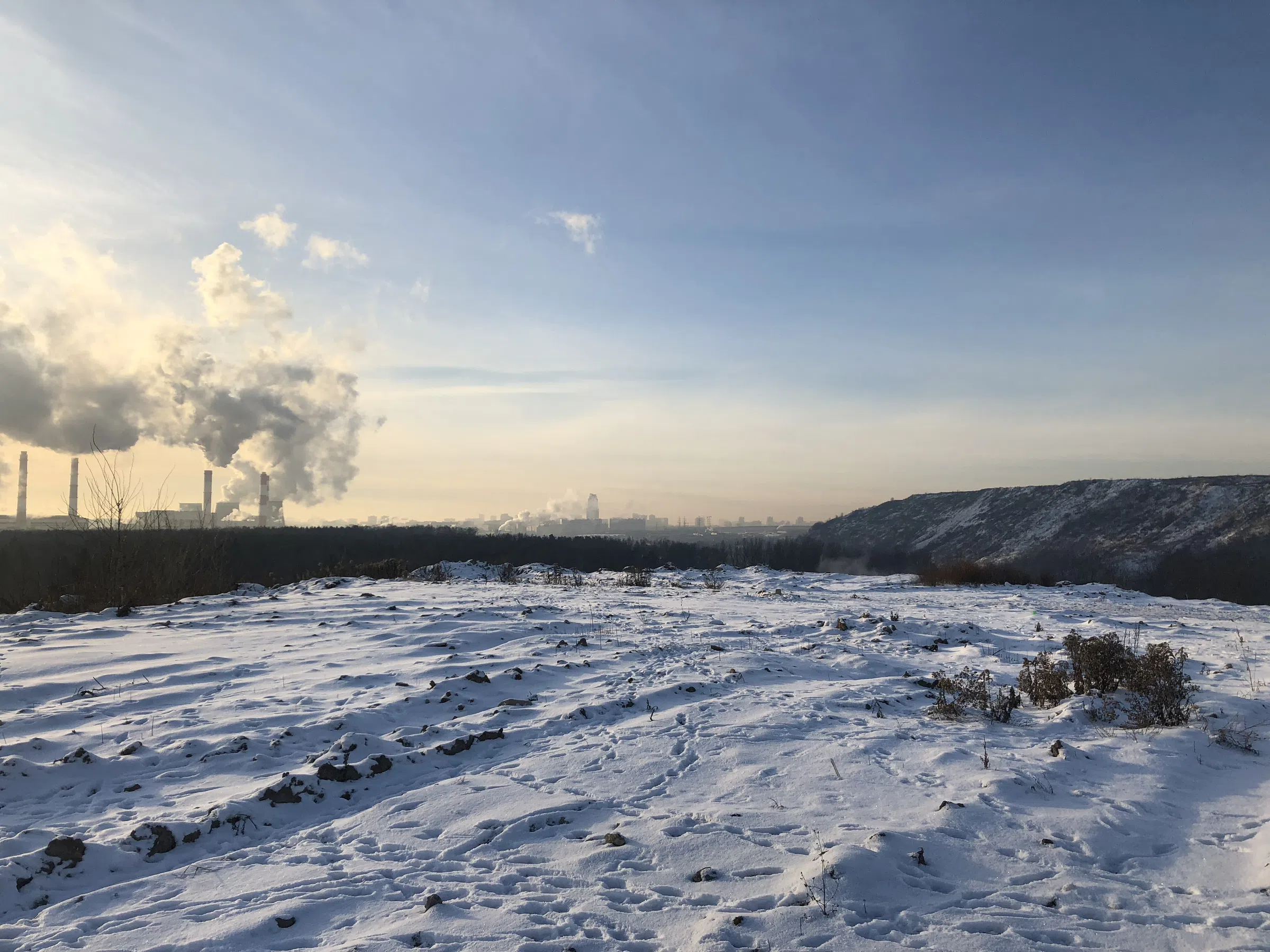 Заснеженный холм с видом на город, фото 5
