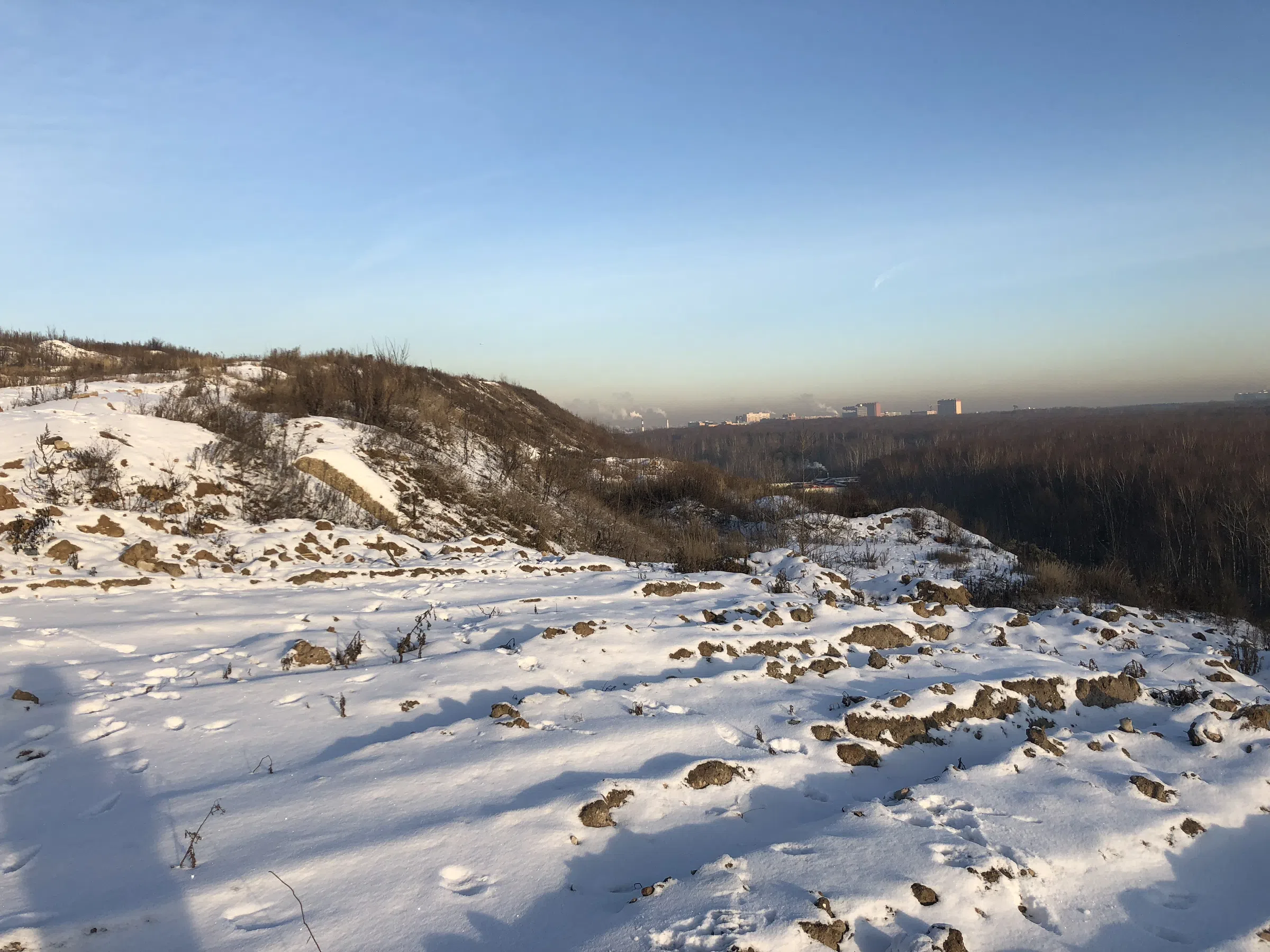 Заснеженный холм с видом на город, фото 2