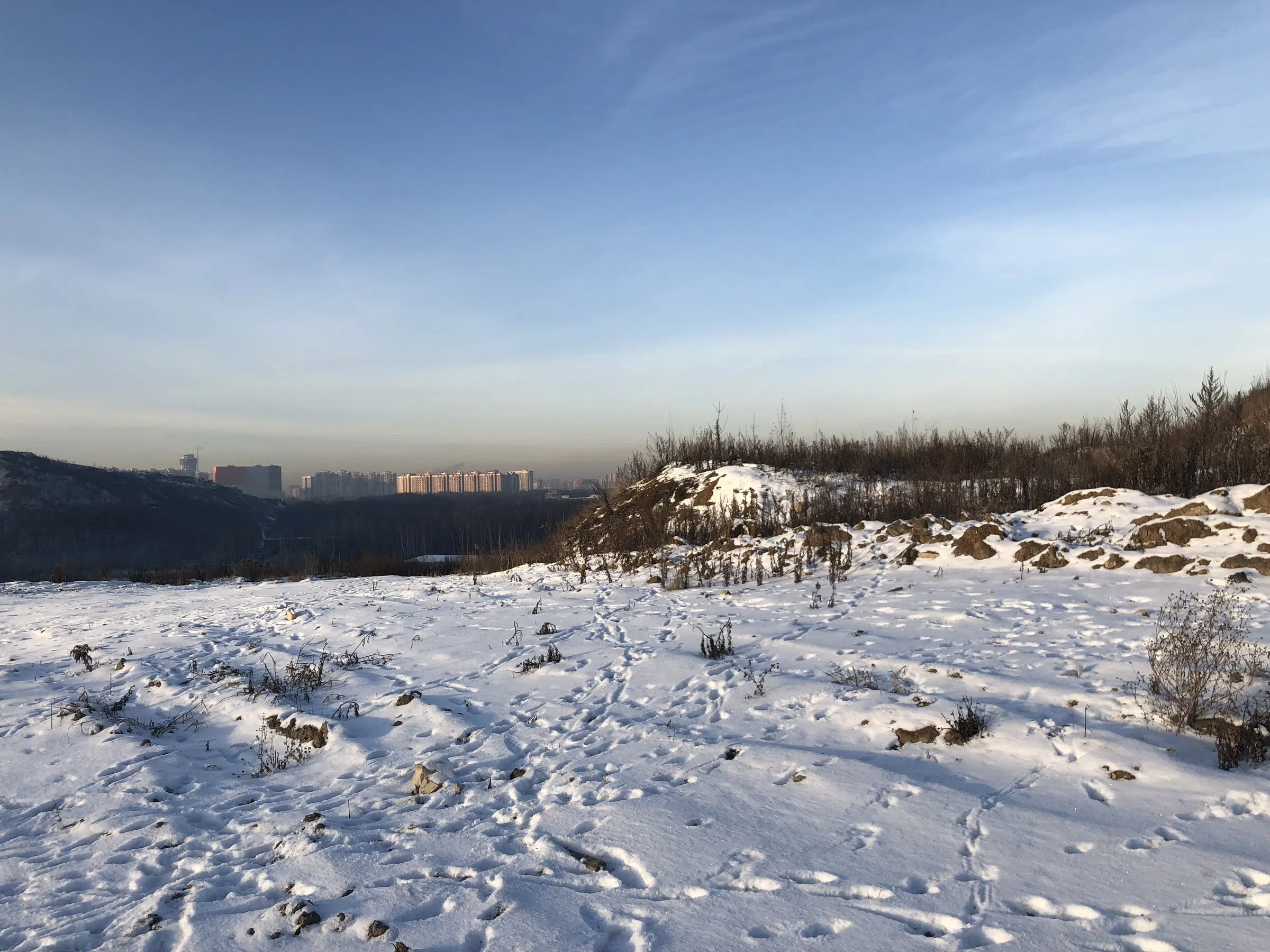 Заснеженный холм с видом на город, фото 4