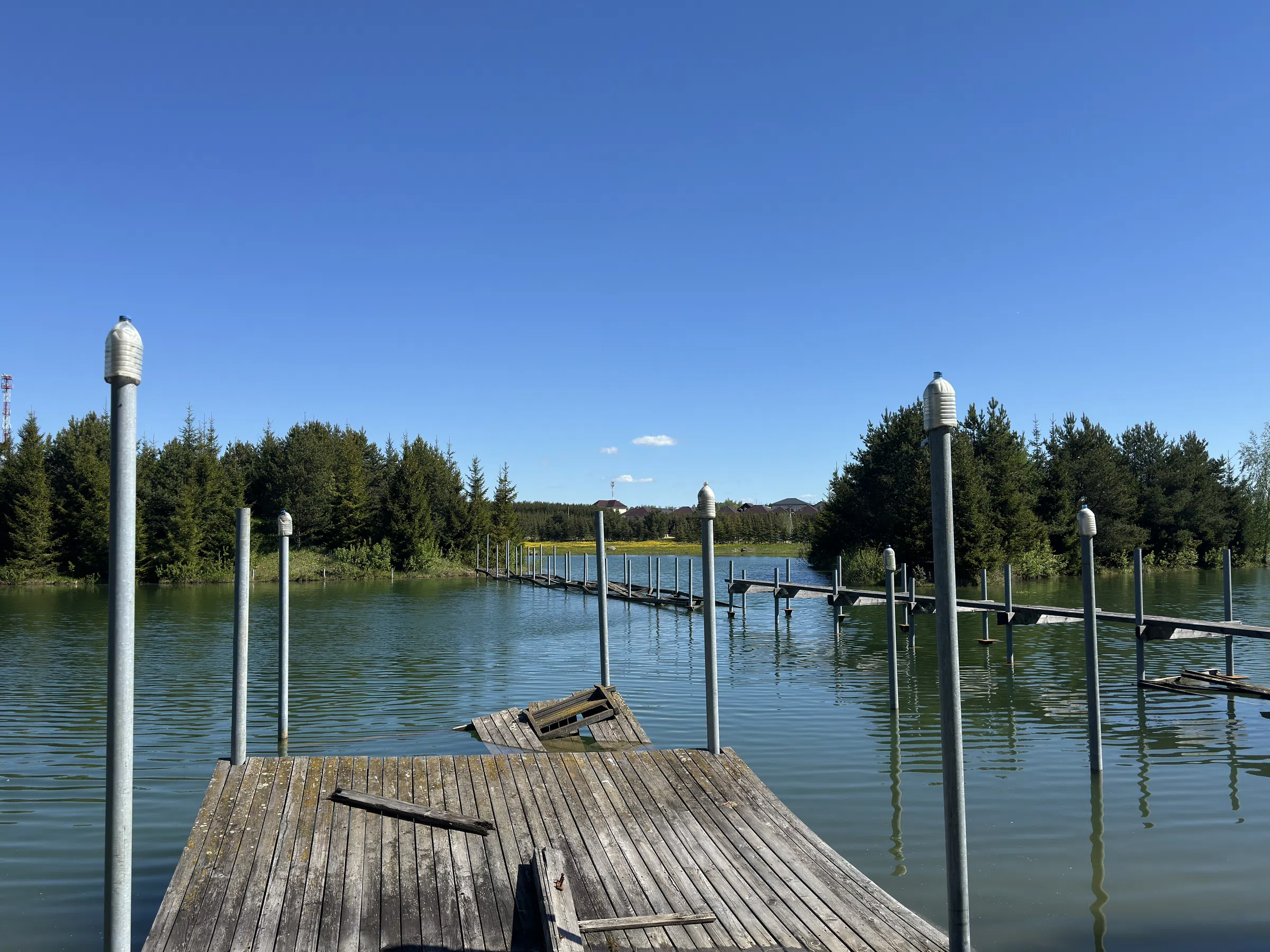 Загородное озеро с мостками, фото 2