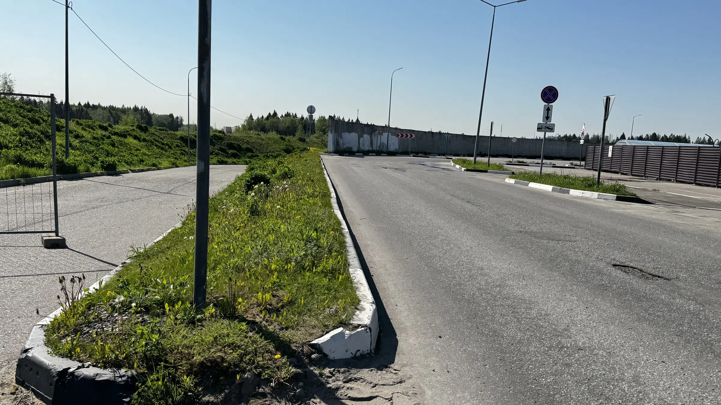 Большая парковка за городом, фото 10
