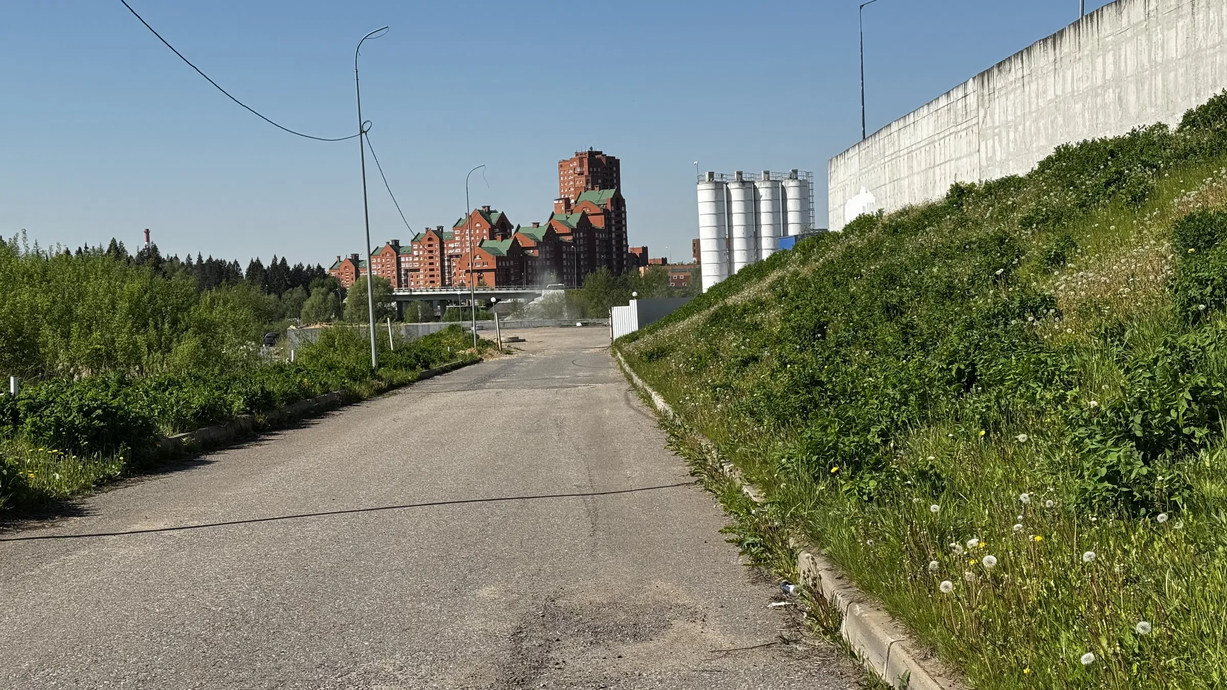 Большая парковка за городом, фото 16